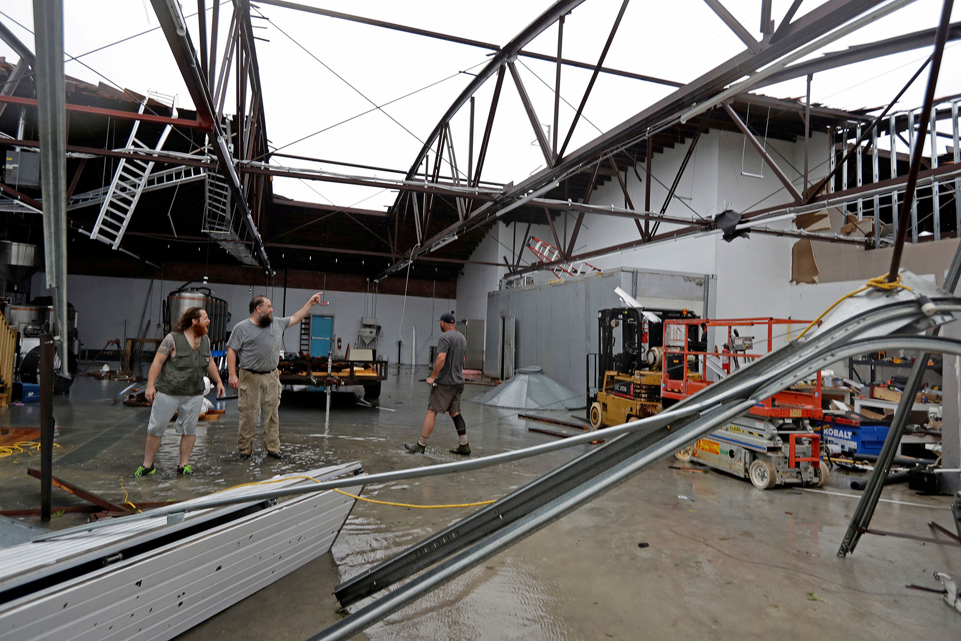 La gente observa los daños que dejó Florence (AP)