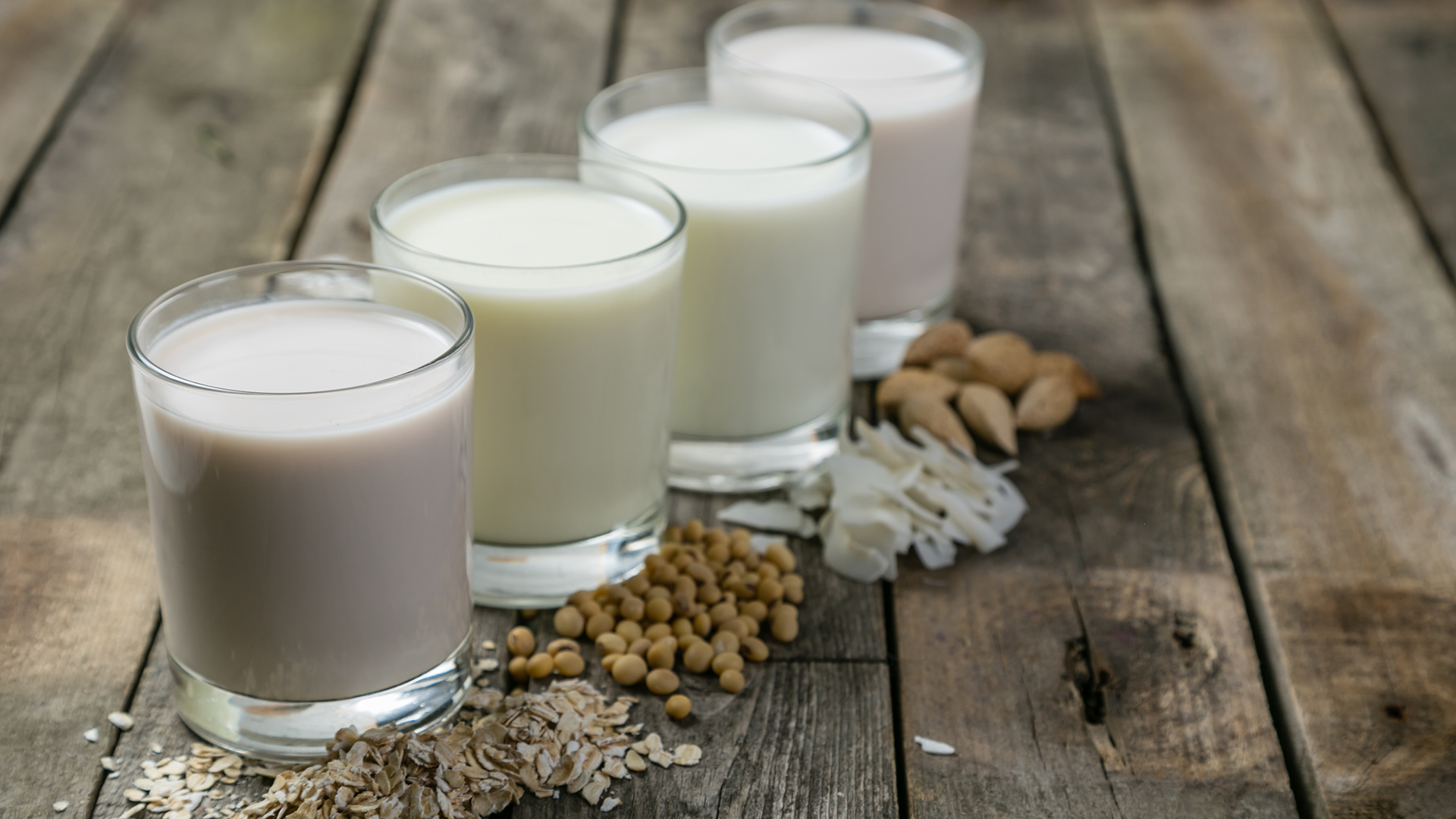 Los lácteos son fuente de calcio, no es la única: la oferta de leches propone las de almendras, coco y avena entre otras (Getty)