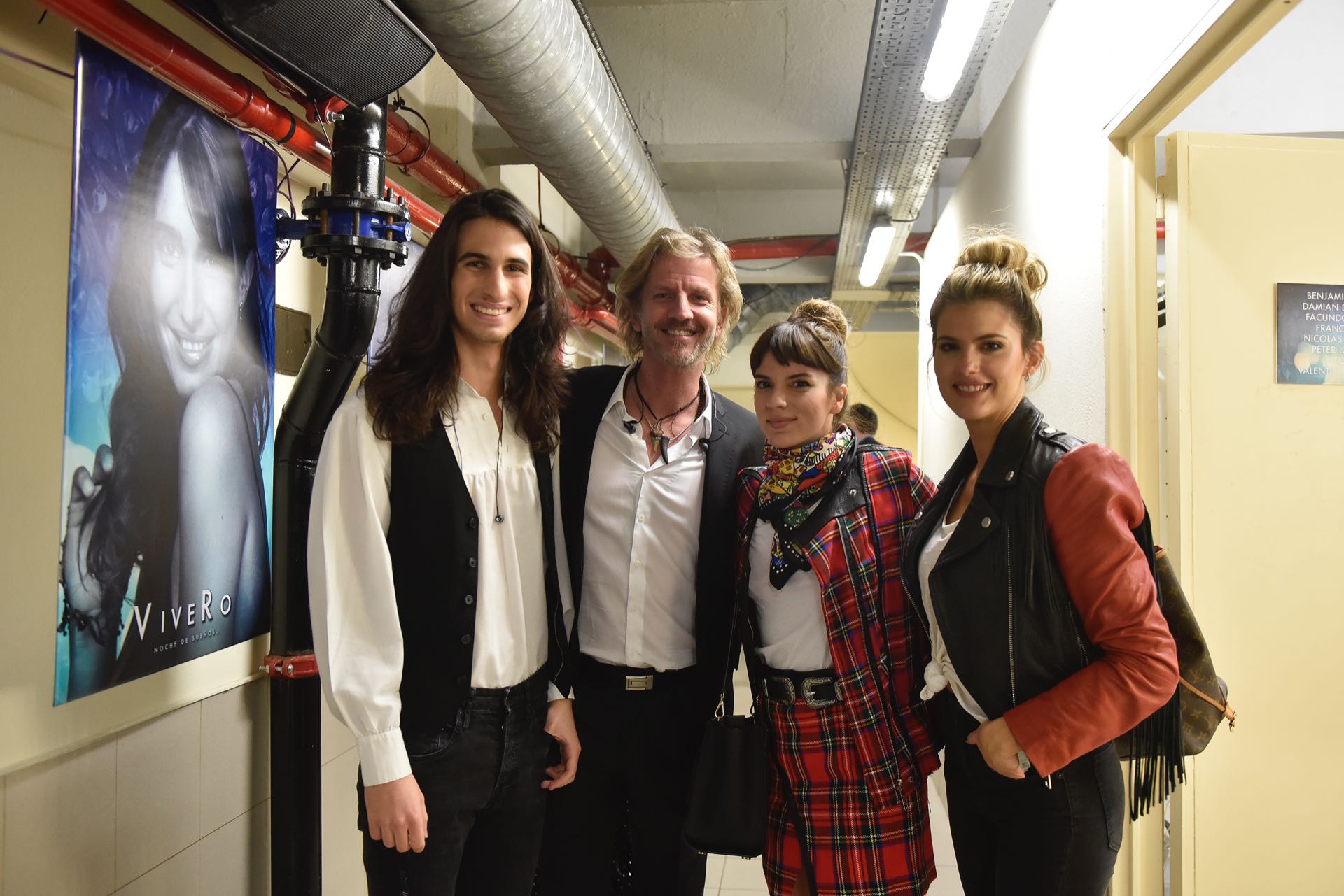 Franco Giordano –idéntico a su mamá Romina– con Facundo Arana, Gimena Accardi y María del Cerro.