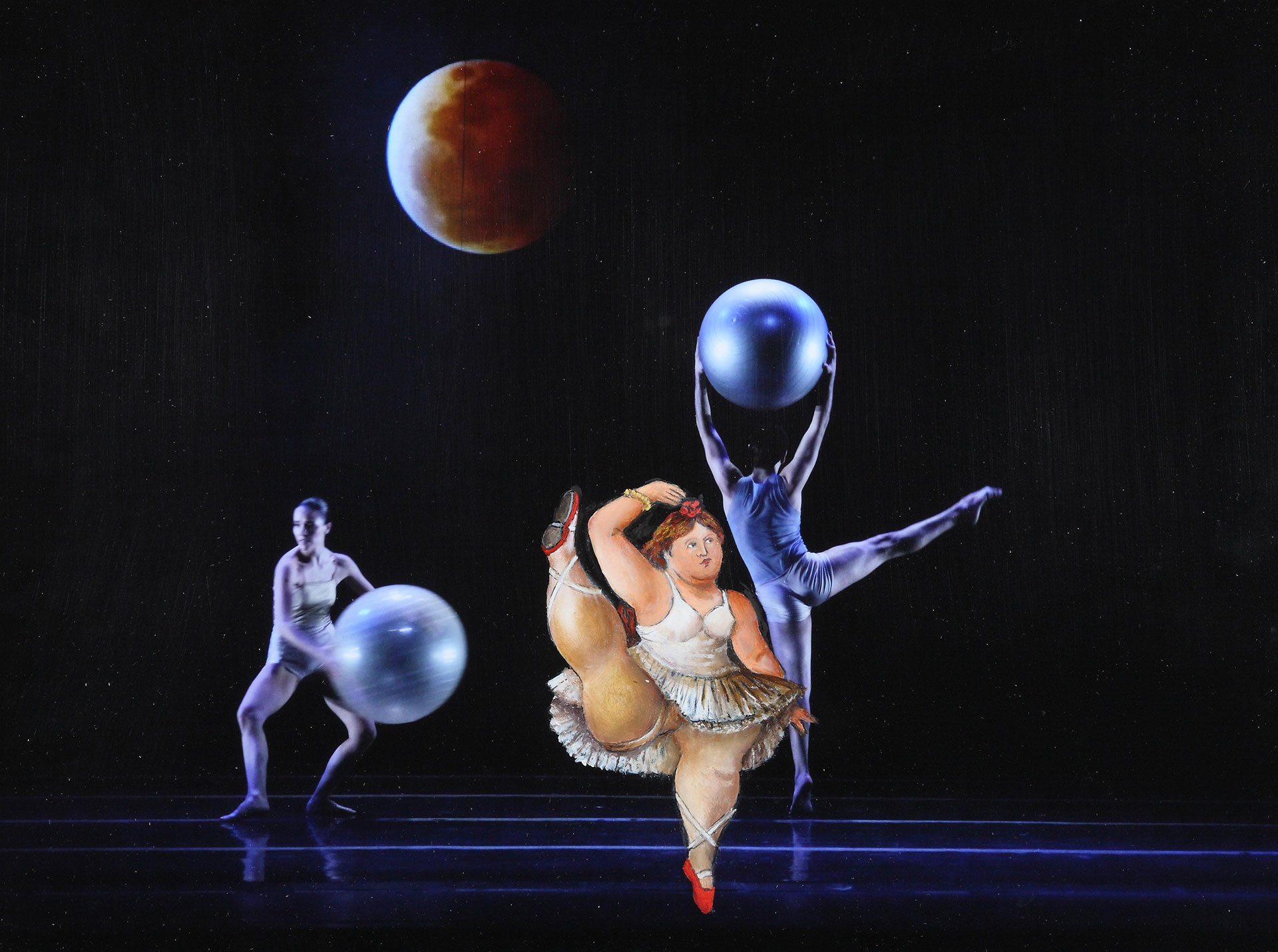 ADAGIO ASTRAL: La bailarina de Botero trata de imitar al bailarín y toma con seriedadla ejecución de la coreografía
