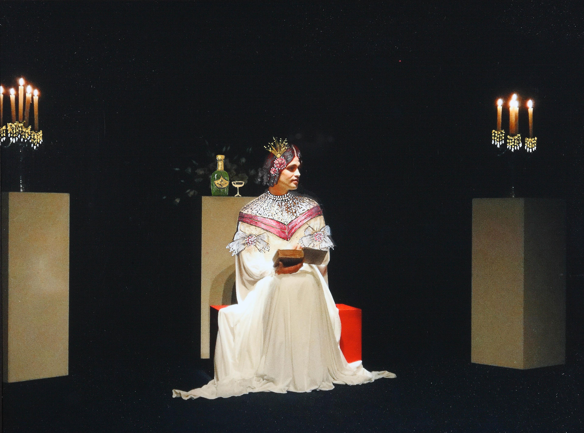 LA TRAVIATA: La Traviata se consuela leyendo La Dama de las Camelias y bebiendochampagne