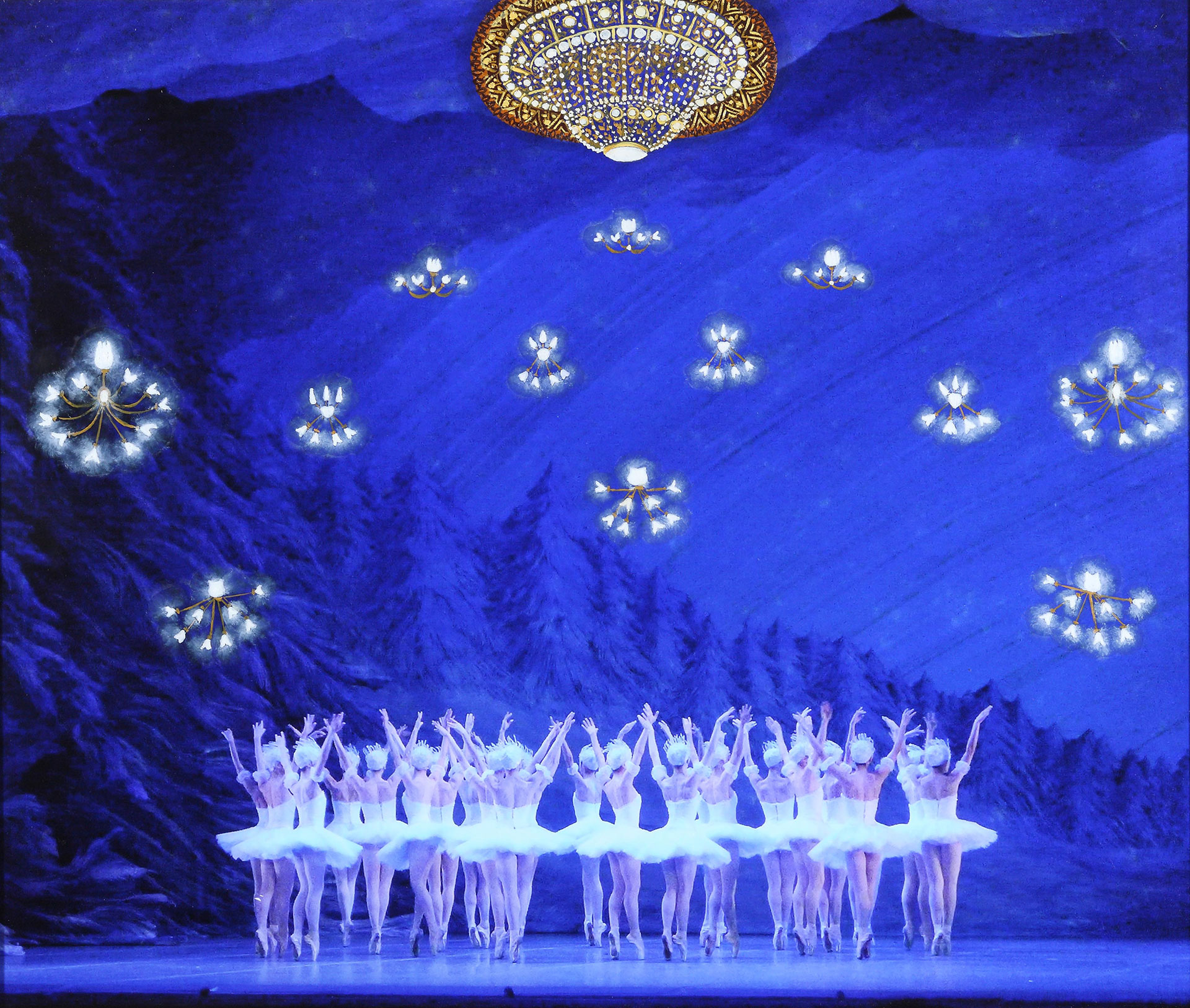 SALUDO FINAL: Se despiden los cisnes desde el escenario frente a las luces del TeatroColón. “Con ayuda de dispares herramientas, ambos artistas plasman la obra final. Wullich con su cámara, desde la butaca de un teatro, captura diversas escenas de teatro, ópera, danza y algunas performances, que luego Szerman interviene con sus pinceles y pinturas al óleo. De este modo, las escenas originales se resignifican y crean nuevos universos. Y es que la fotografía teatral le permite un juego ilimitado al plasmar elementos propios y ajenos en la imagen que Wullich le ofrece”, expresó el curador de la muestra Andrés Ruiz Quintero