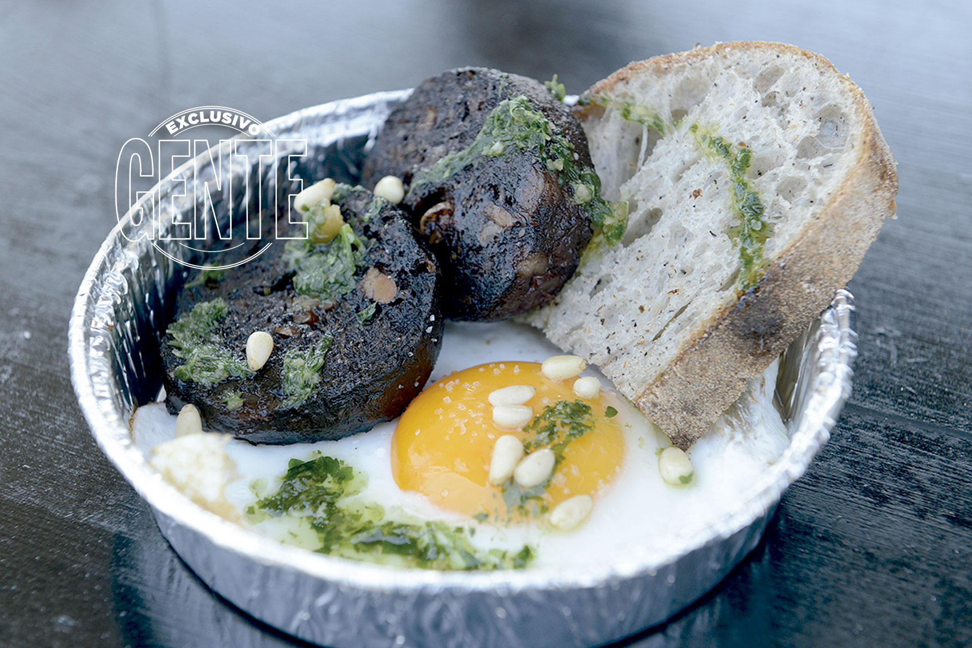 Juan Pedro Rastellino. Morcilla artesanal de codillo de cerdo, huevo a la chapa, perejil y piñones
