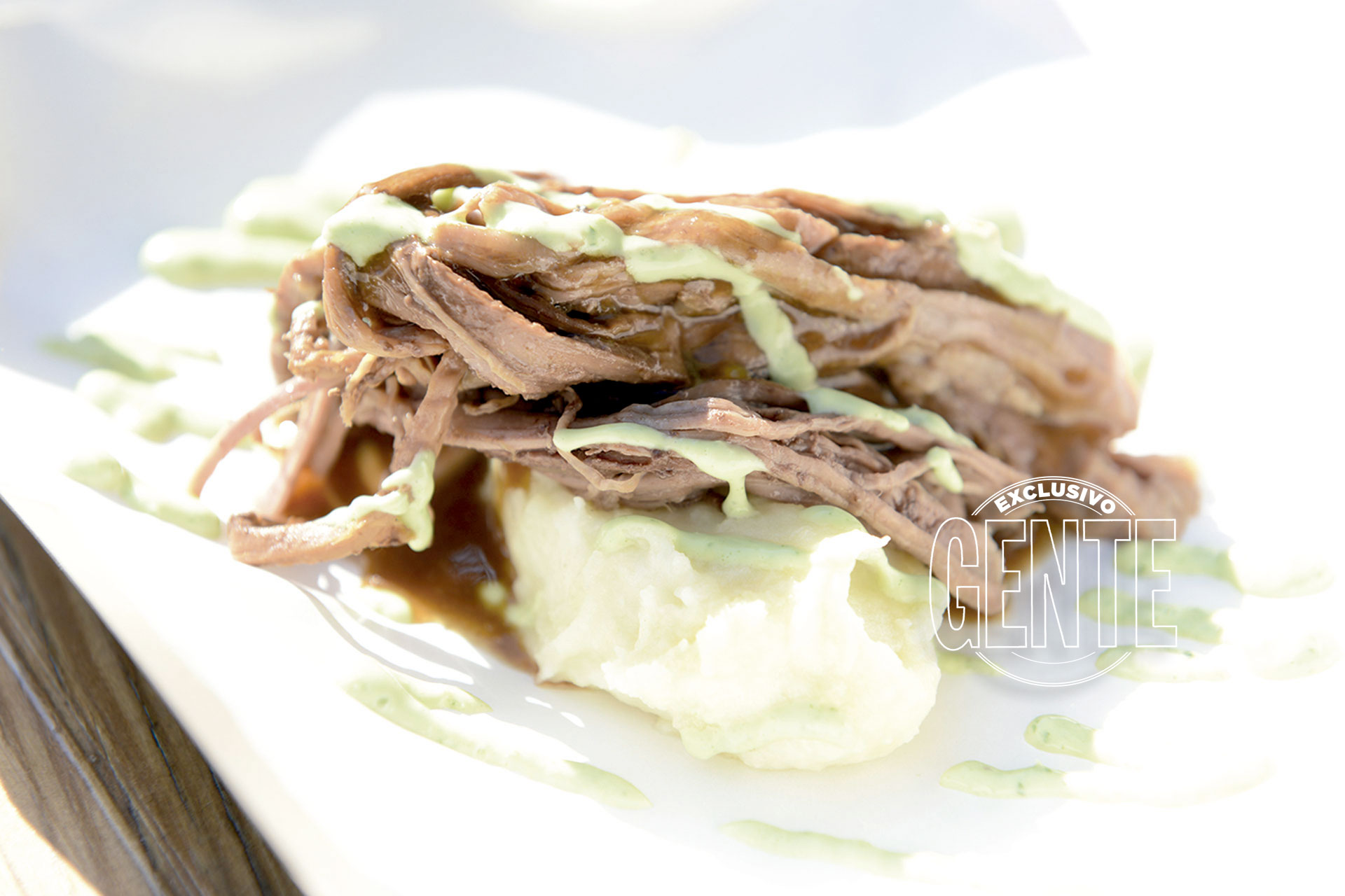 Peugeot Lounge. Tapa de bife asada + Aligot + queso tomme + gremolata.
