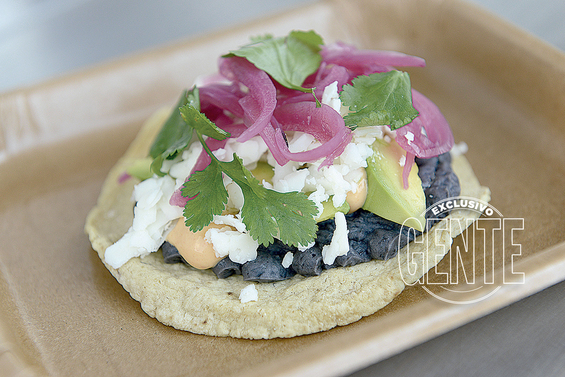 Orilla. Tostada mexicana de vegetales.