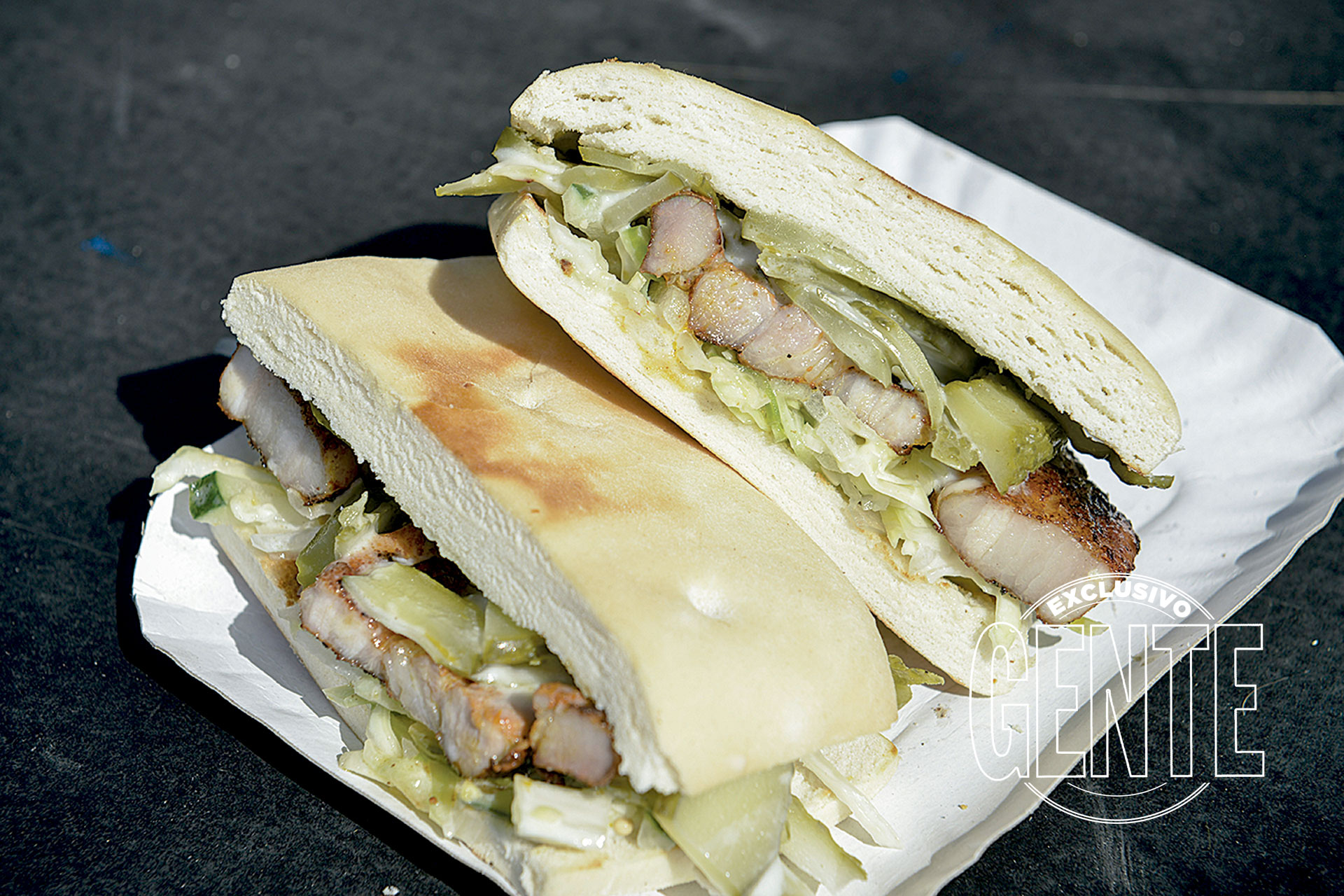 Café San Juan. Sándwich de pechito de cerdo a la parrilla adobado con especias árabes.