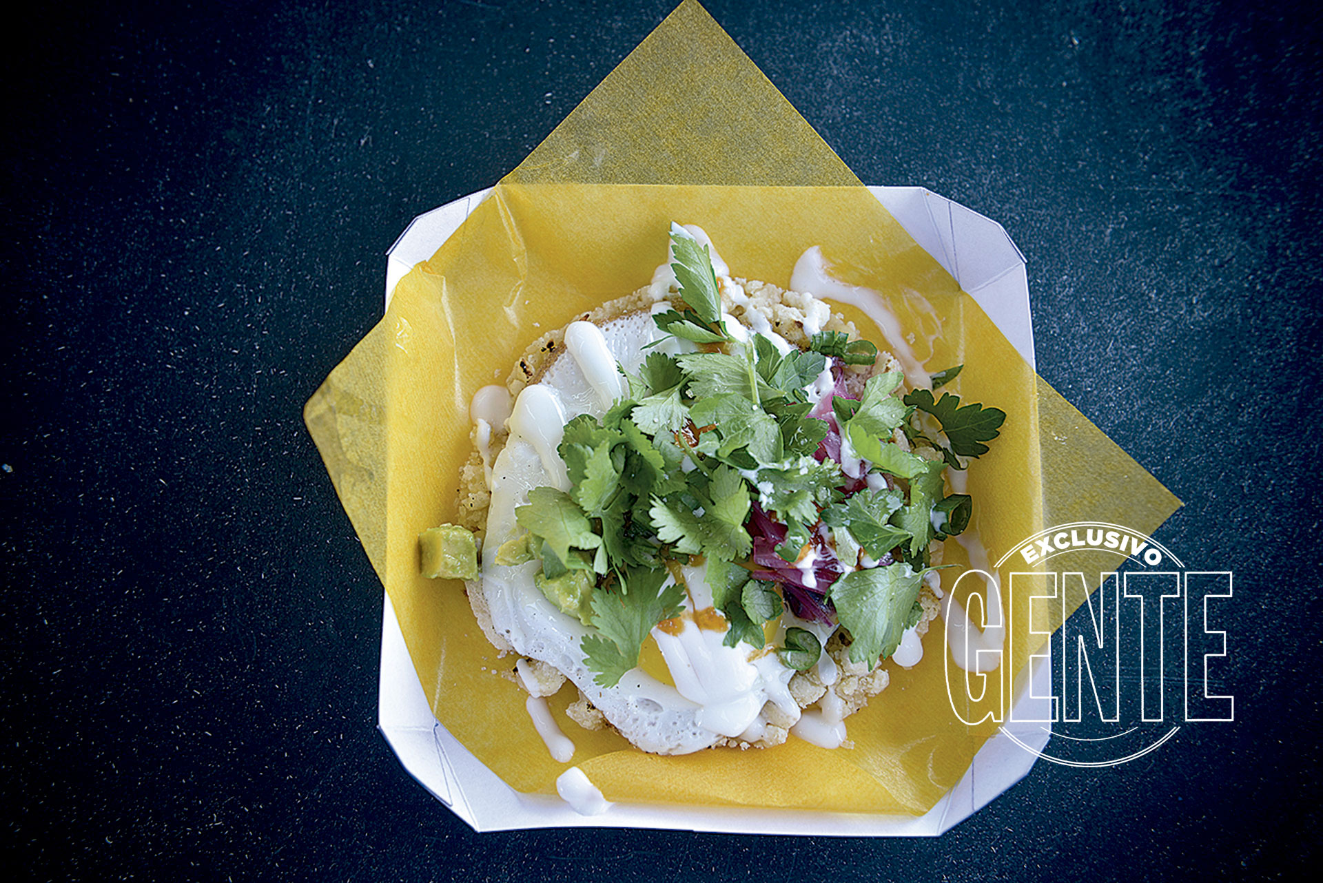 Narda Comedor. Mbejú que lo parió: crocante de mandioca y queso con huevo, palta, yogur y kilombo.