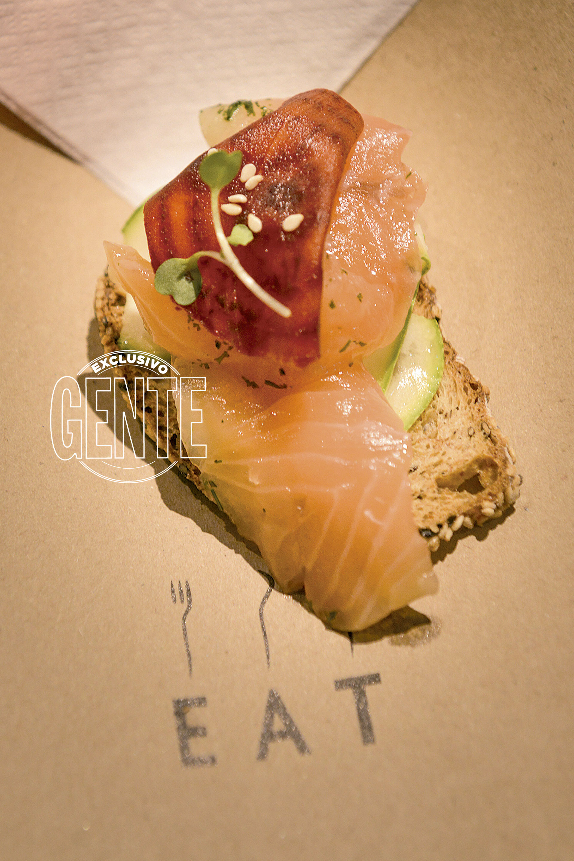 La Crocantería de Eat. Salmón gravlax, queso crema, zucchini, remolacha y sésamo.