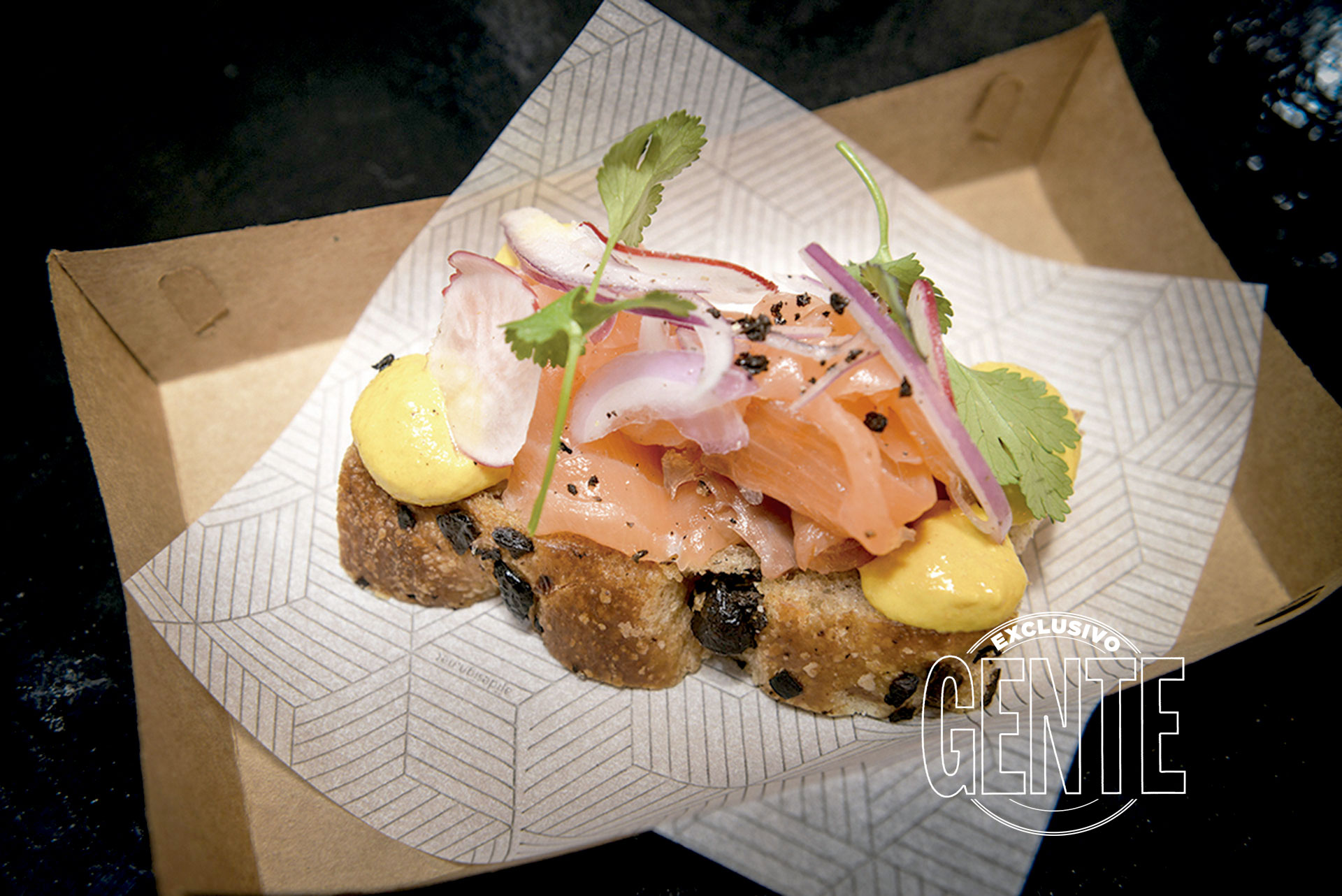 La Panadería de Pablo. Bruschetta de salmón curado, salsa huancaína, cilantro y cebolla morada en pan de masa madre.