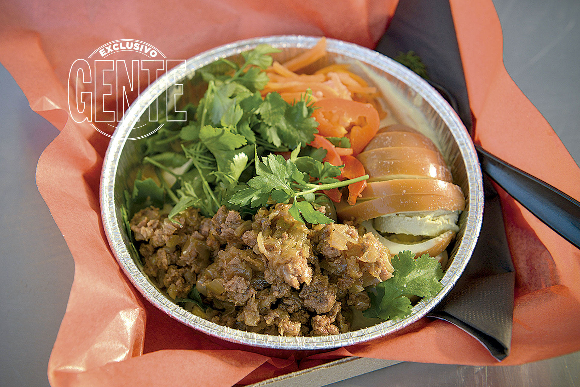 Tujes. Hummus, huevo, garbanzos fritos, pickles, pan lafa y carne.