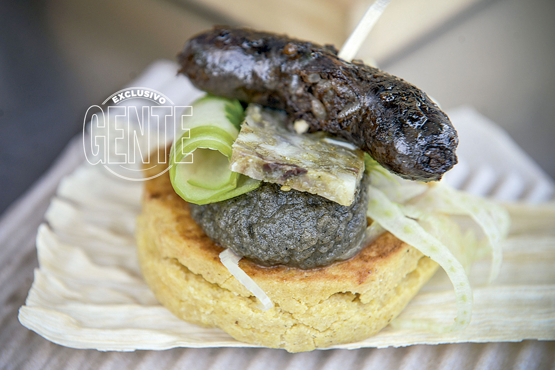 Latina. Colombia: arepa de maíz amarillo con morcilla y queso de cabeza.