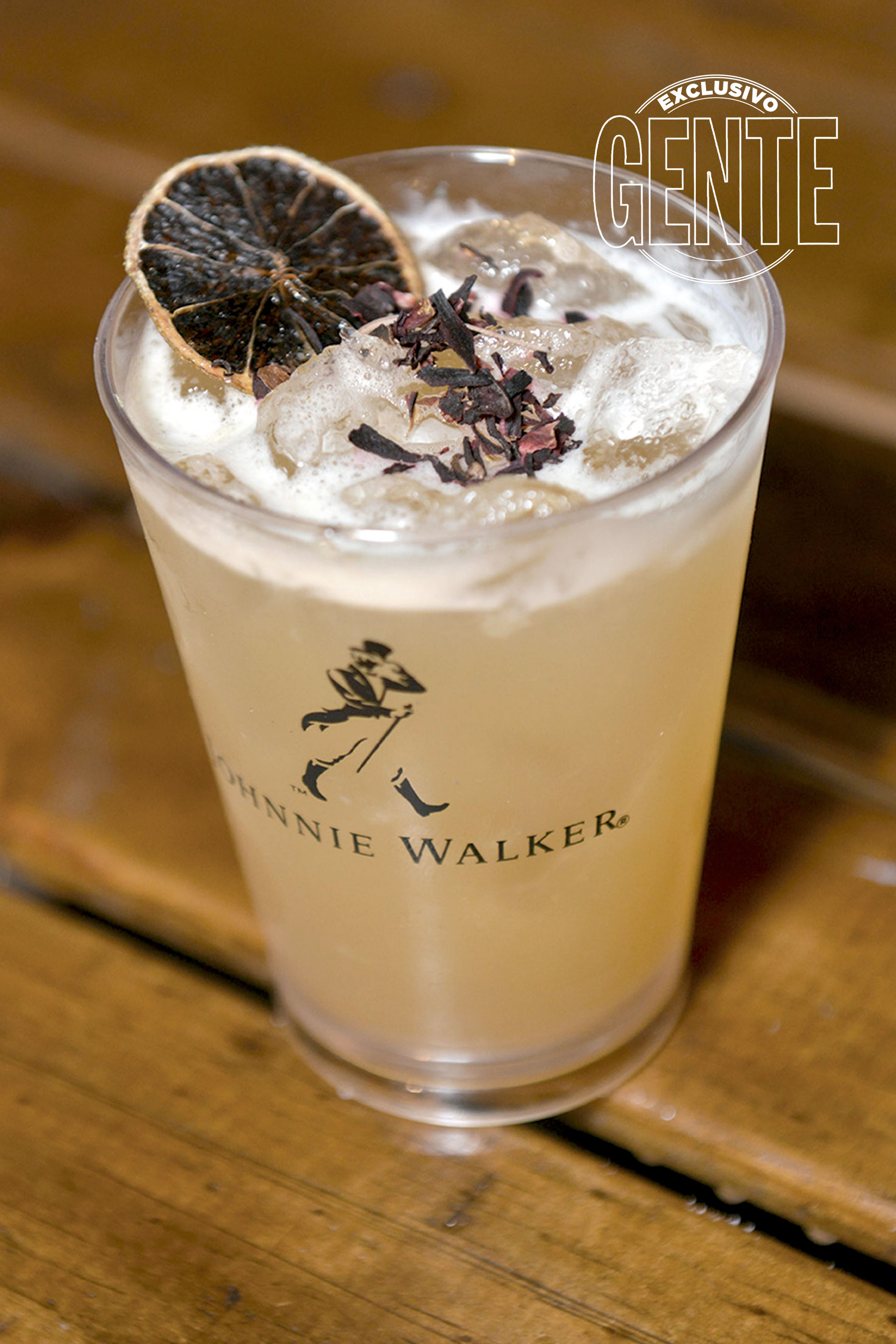 Johnnie Walker Mixing Truck. Penicillin: Johnnie Walker Red Label y Double Black, miel salada de coco, jengibre y limón.