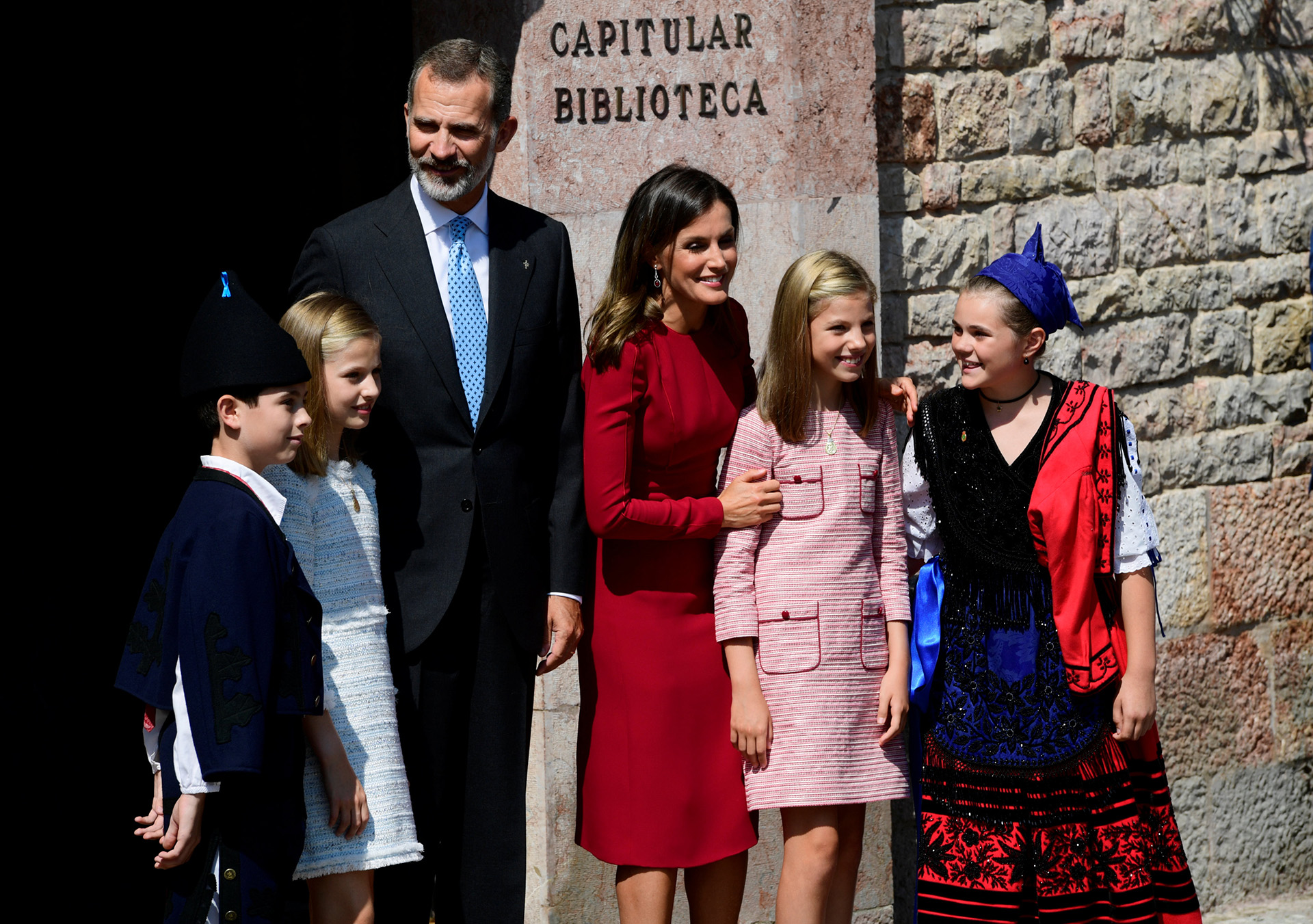Cada vez es más habitual ver al matrimonio junto a sus hijas en los actos públicos, una decisión que Letizia decidió postergar cuando sus hijas eran más pequeñas para resguardar la infancia de Leonor y Sofía. En esta ocasión, en el evento por del centenario del santuario de Covadonga.