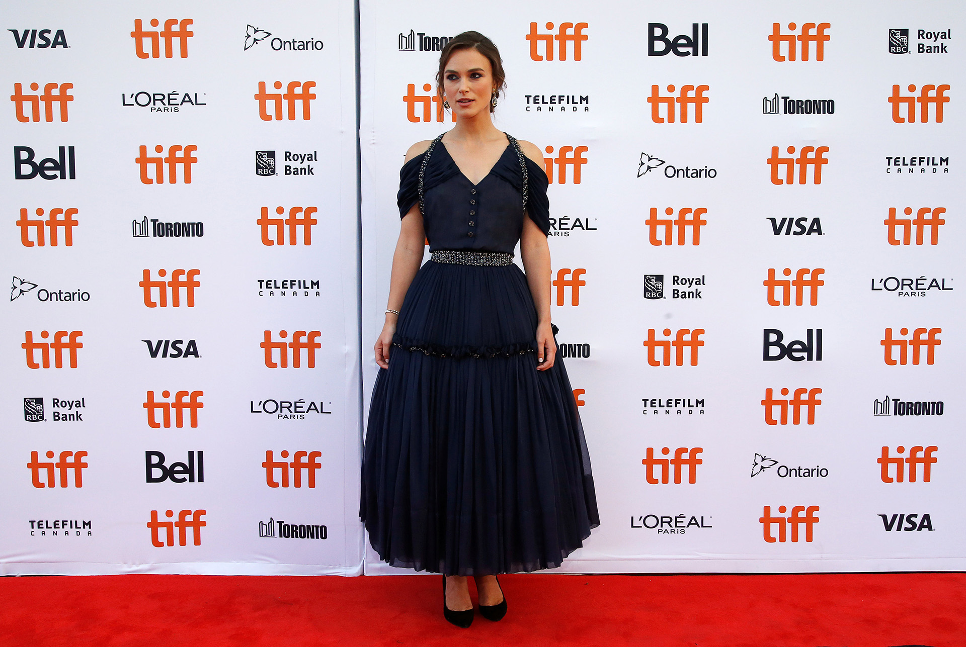 Keira Knightley y un vestido con una gran falda midi