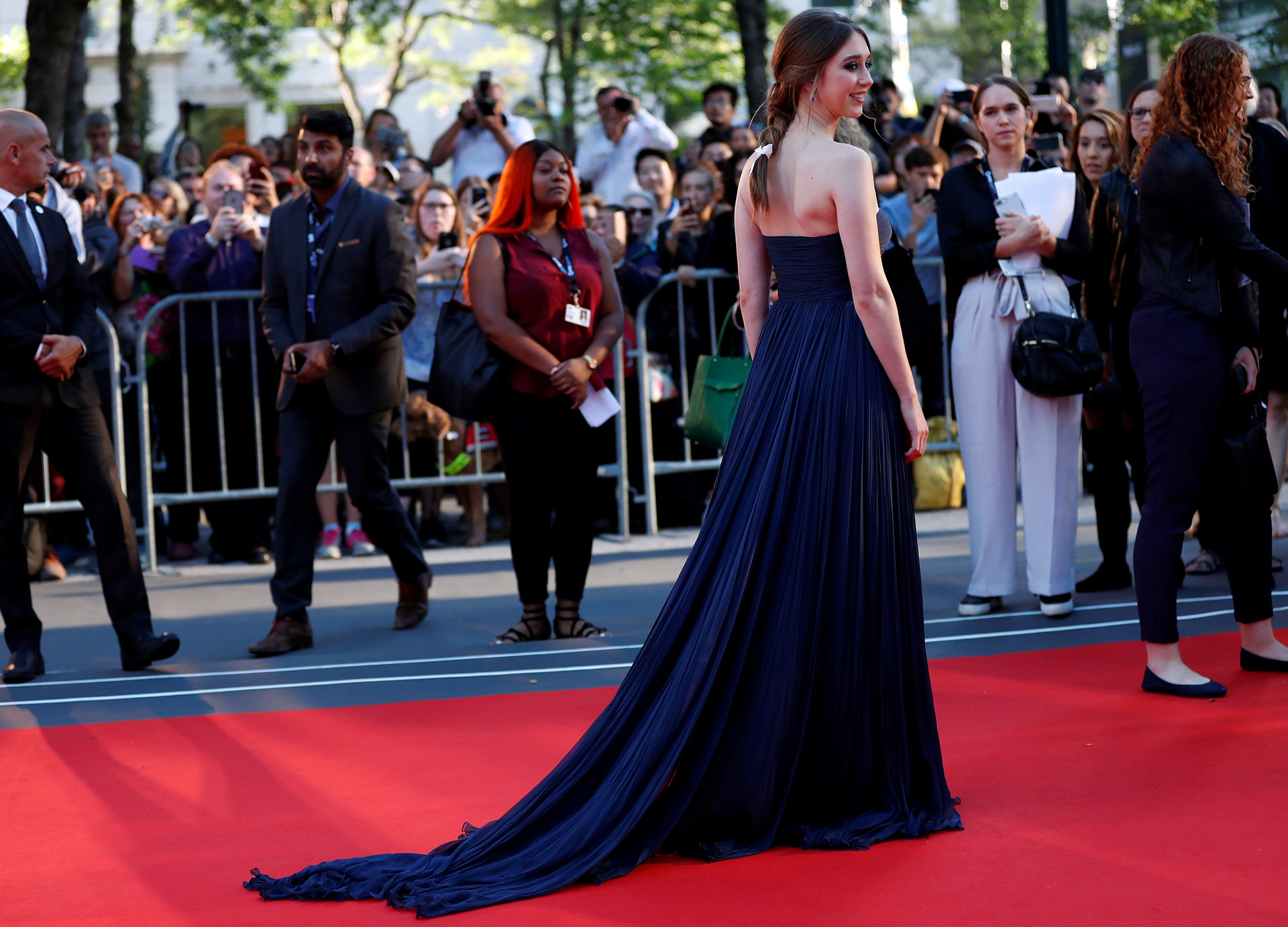 Taissa Farmiga le sacó partido a este sentador vestido de gala azul noche