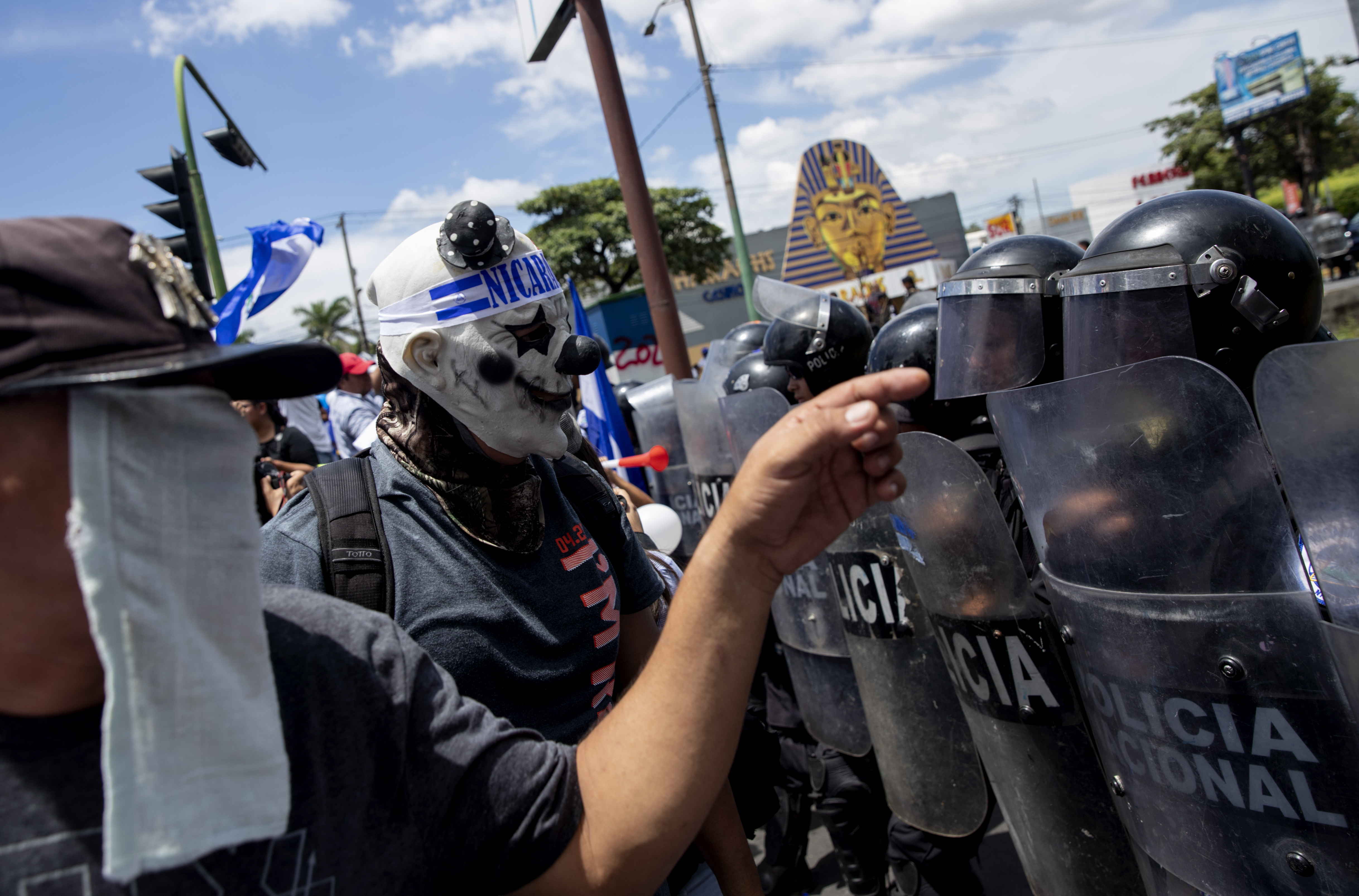 Manifestantes se enfrentan a la policía del régimen de Daniel Ortega el 15 de septiembre en una marcha denominada “Juntos somos patria”