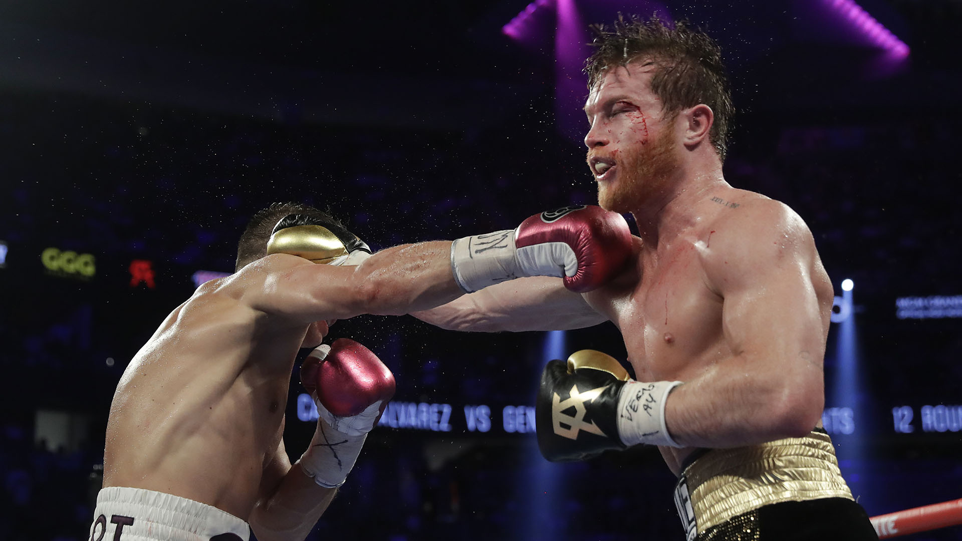 El rostro ensangrentado de “Canelo” Álvarez (AP)