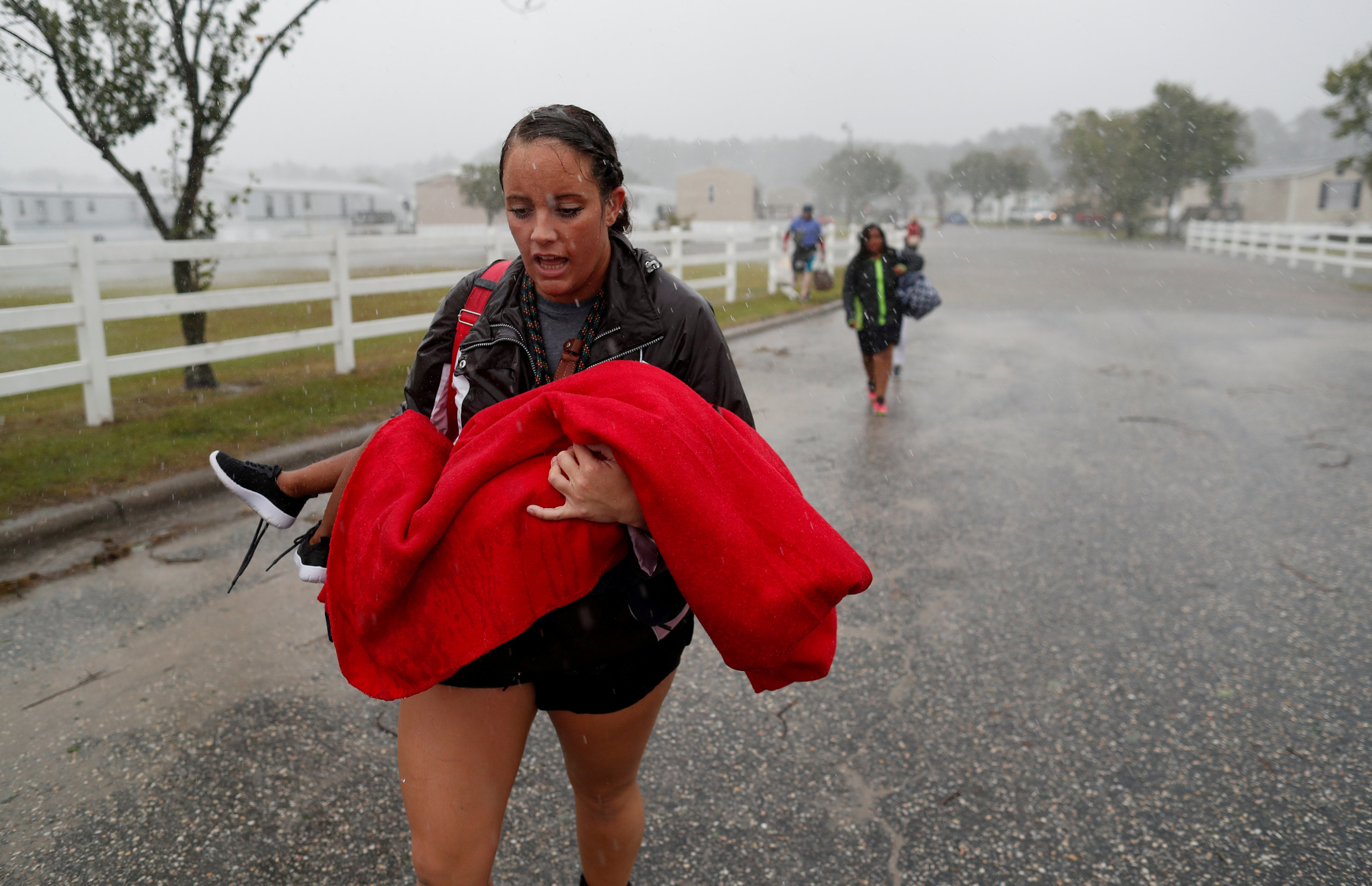 Pese a que Florence se degradó a tormenta tropical, las autoridades alertaron que podrían continuar las inundaciones y destrucciones (REUTERS/Randall Hill TPX IMAGES OF THE DAY)