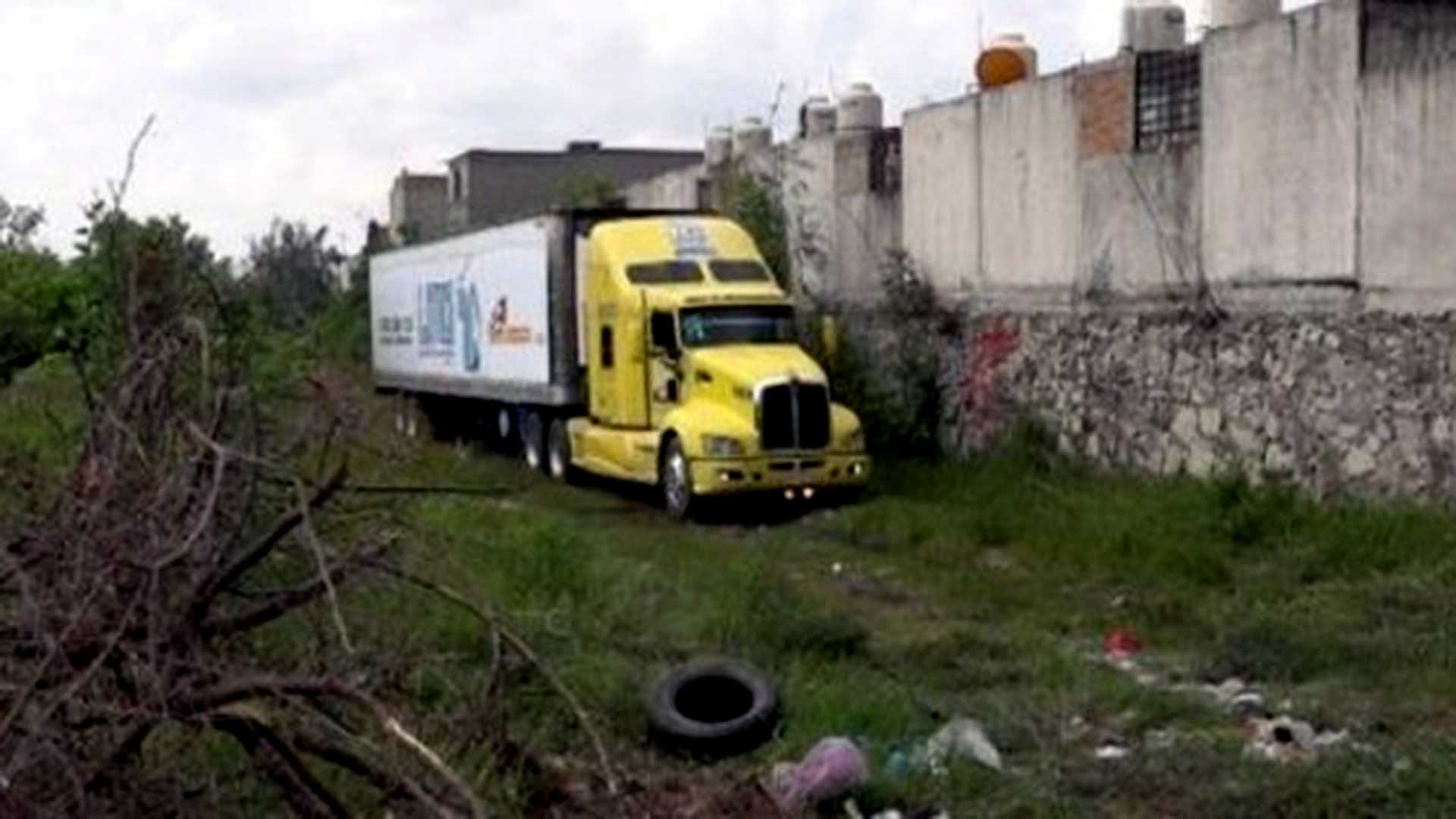 Uno de los tráileres con los cuerpos en Jalisco fue estacionado detrás de un conjunto habitacional en Tlajomulco