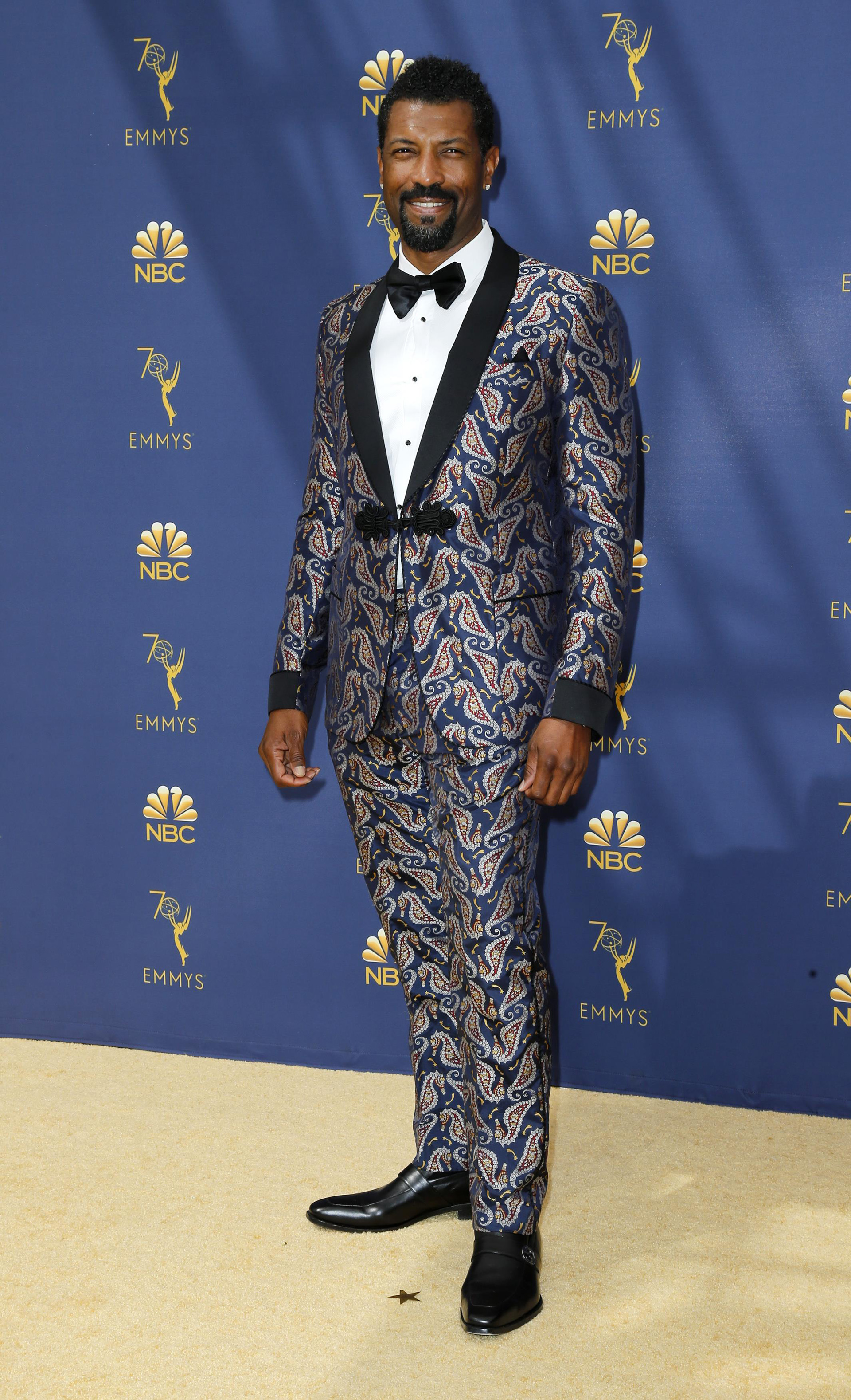 Deon Cole prefirió un look en smoking osado con estampas bulgaras