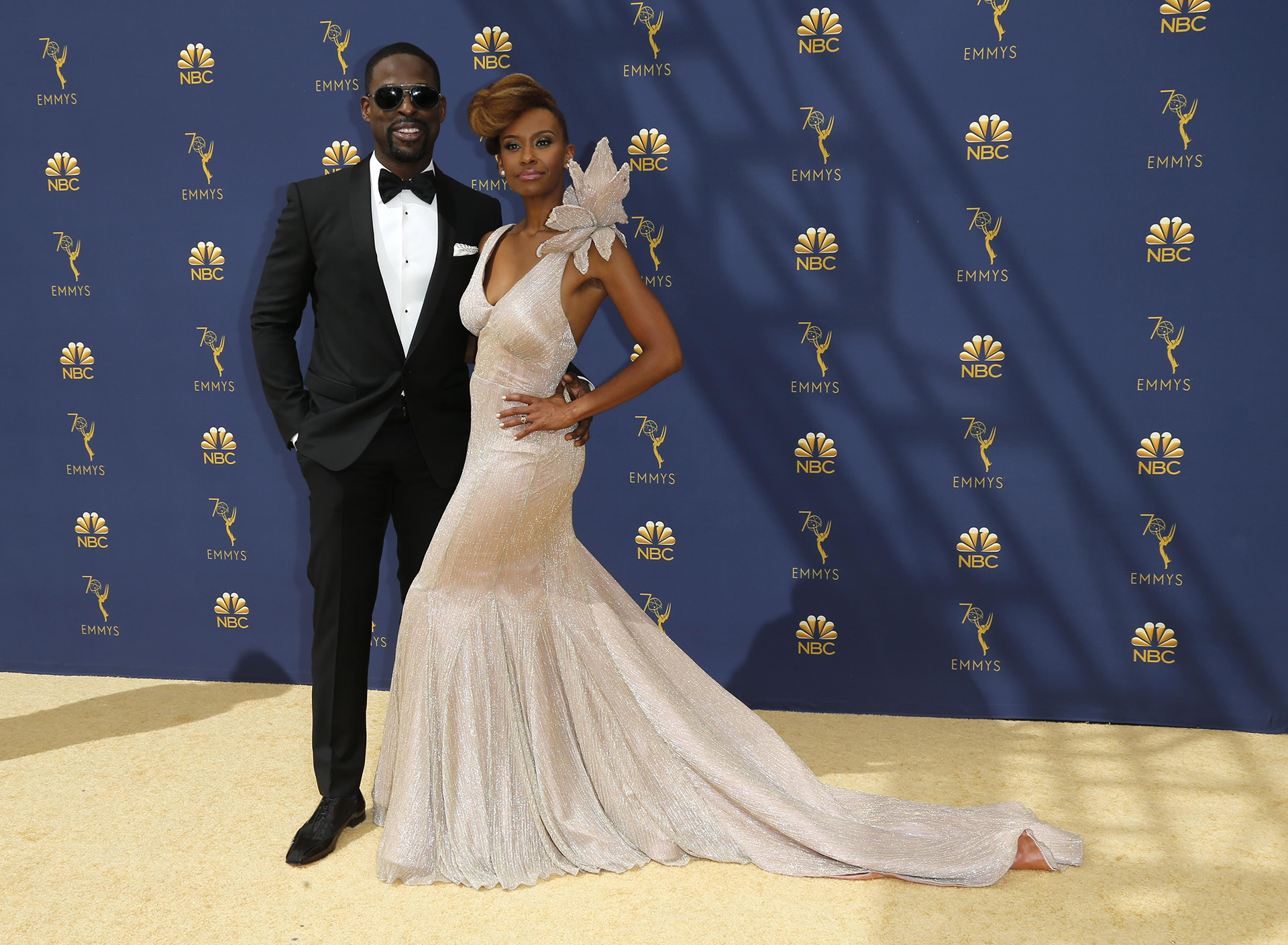 Sterling K. Brown, nominado como mejor actor de comedia, en la serie This is Us y Ryan Michelle Bathe. (REUTERS/Kyle Grillot)