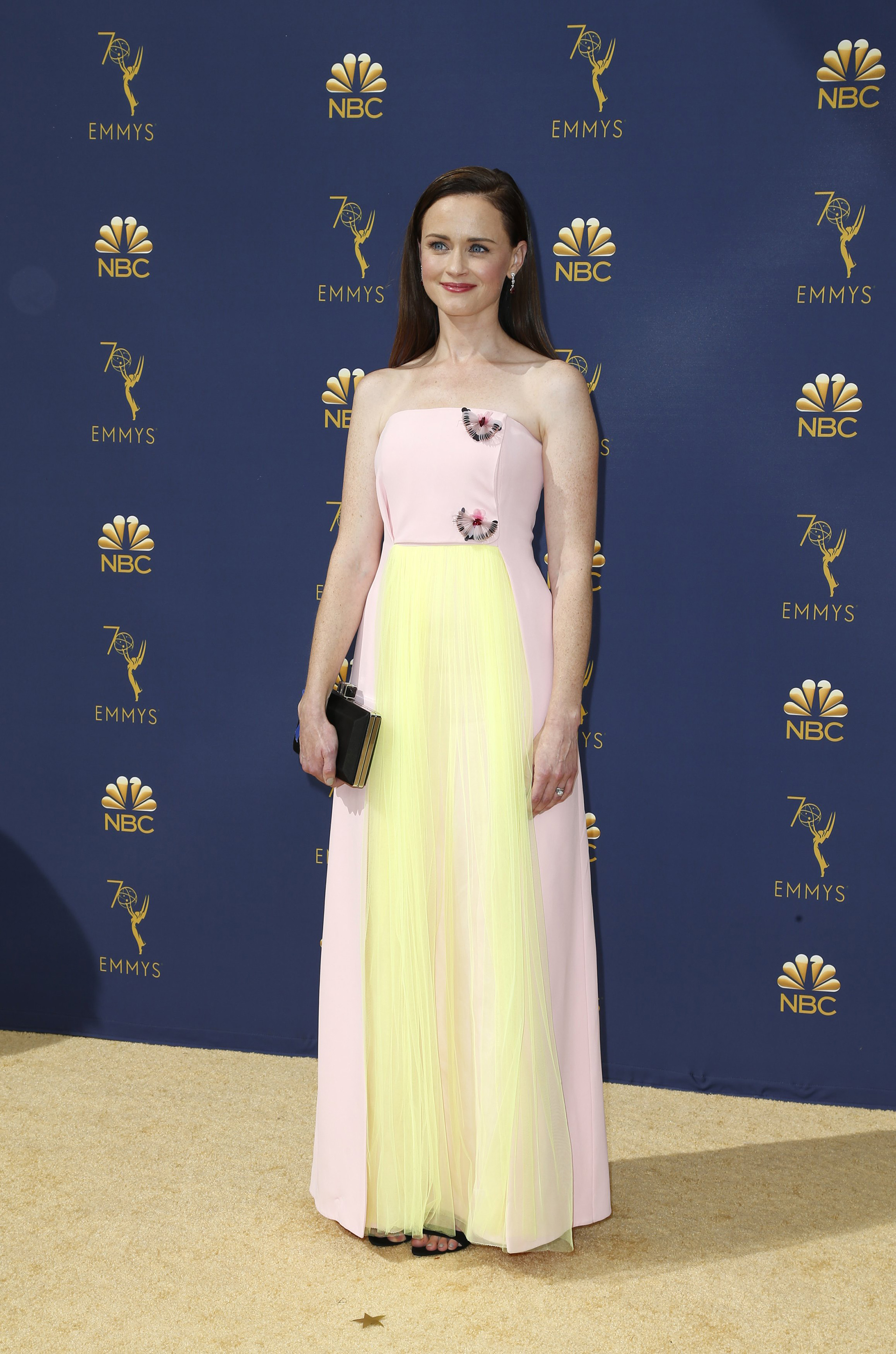 Alexis Bledel, la actriz prefirió lucir una pieza strapless en tonos pasteles firmado por Delpozo