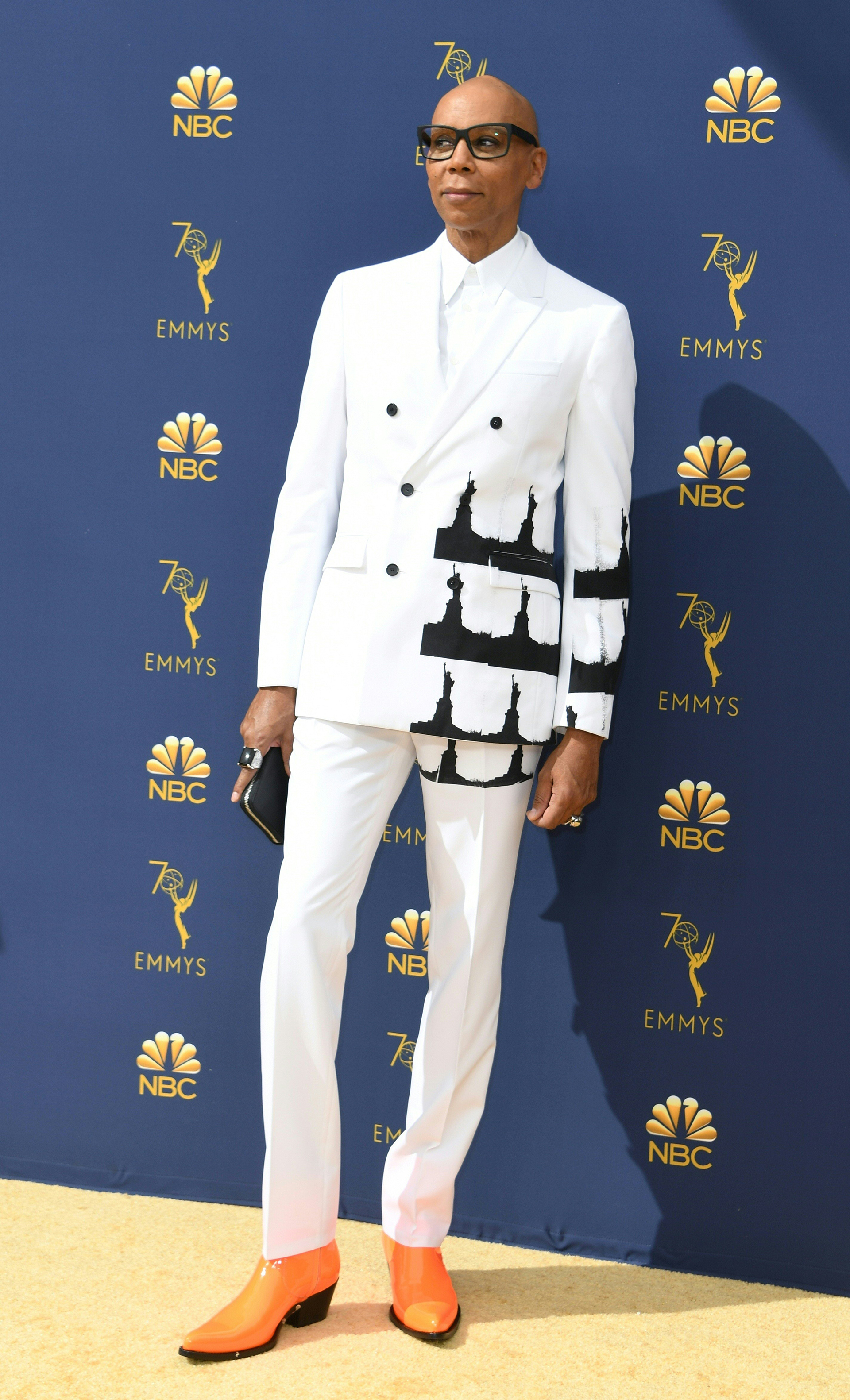 RuPaul con un osado look sobre la gold carpet