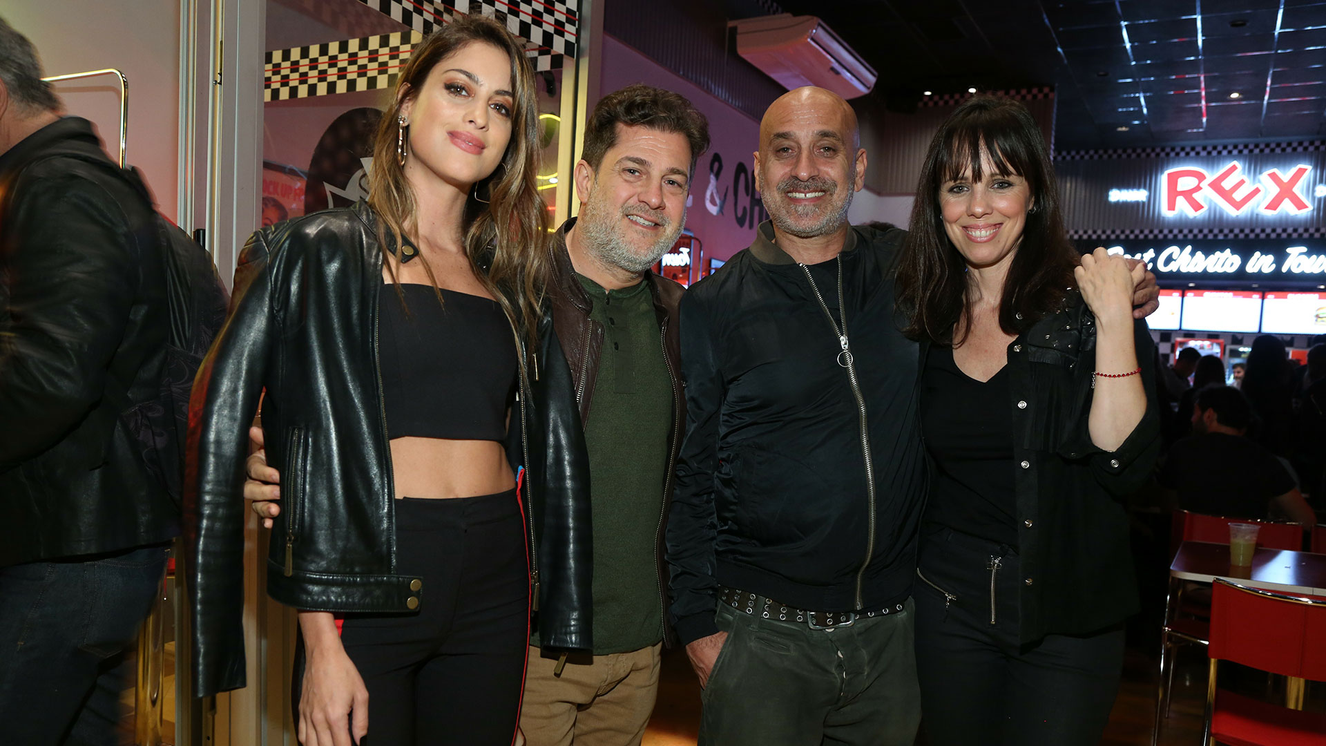 Agustina Casanova y Lautaro Mauro junto a Diego D’alvia y su mujer Carolina en el nuevo local de Rex.
