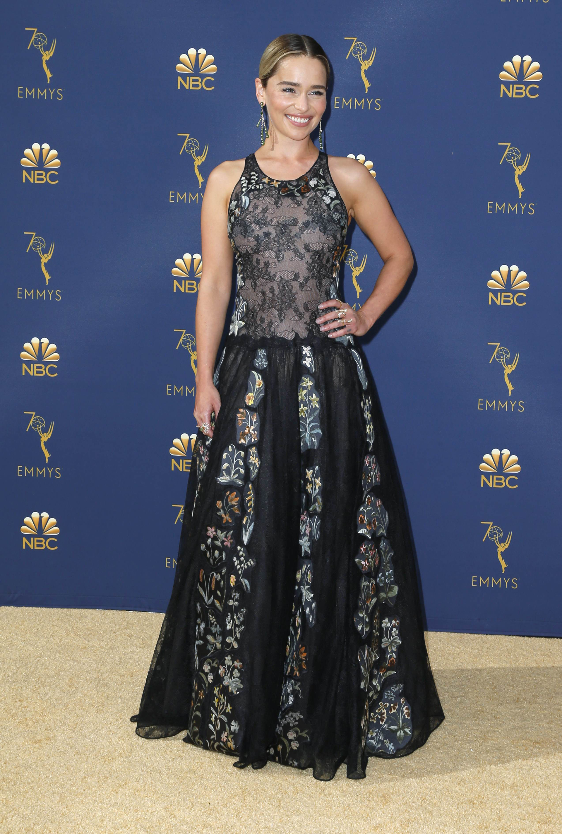 Emilia Clarke con una pieza de alta costura bordada en flores