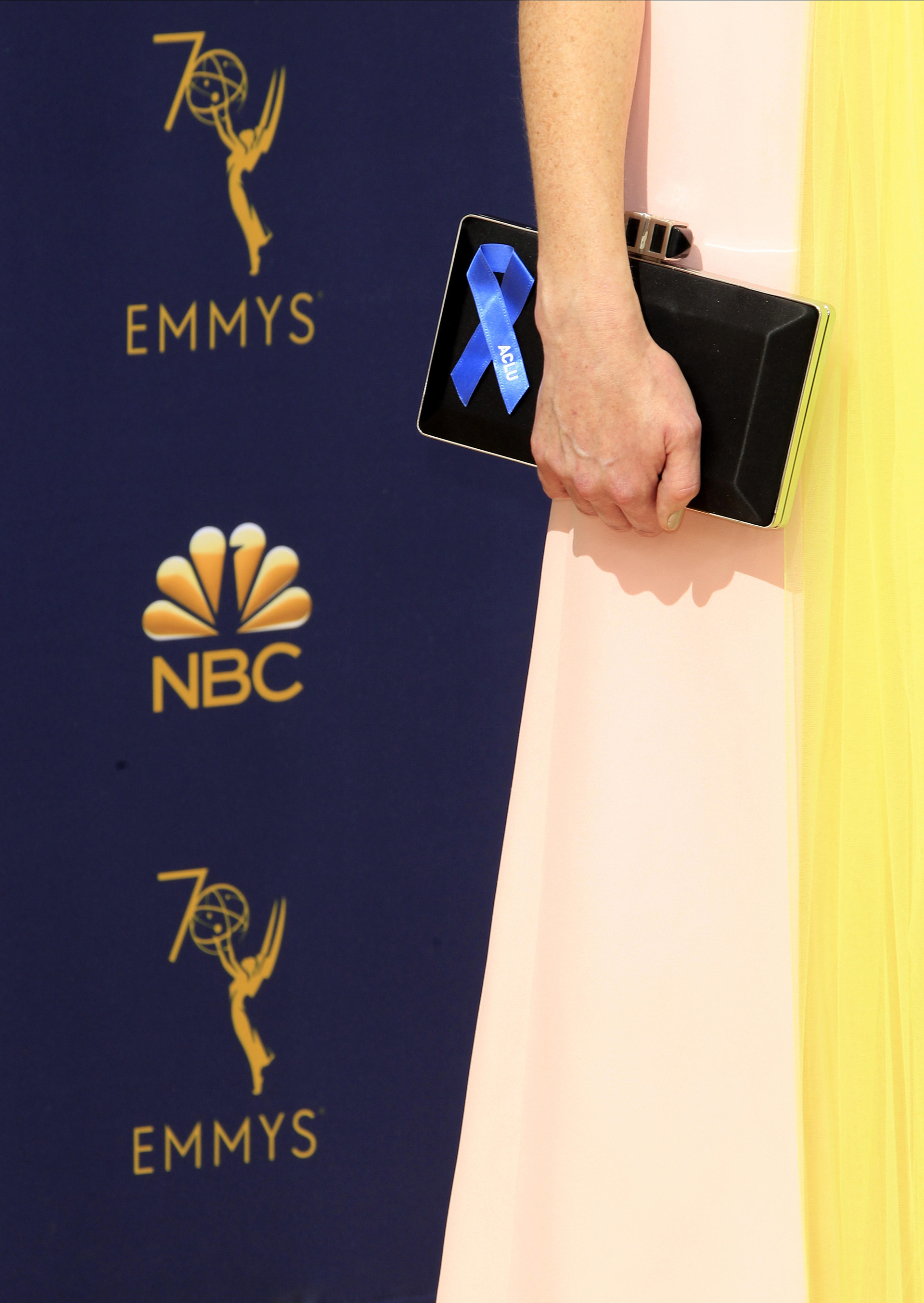 Alexis Bledel llevó el lazo azul que responde al apoyo de algunas estrellas a la Unión Americana de Libertades Civiles y su campaña “Stand With the ACLU”.