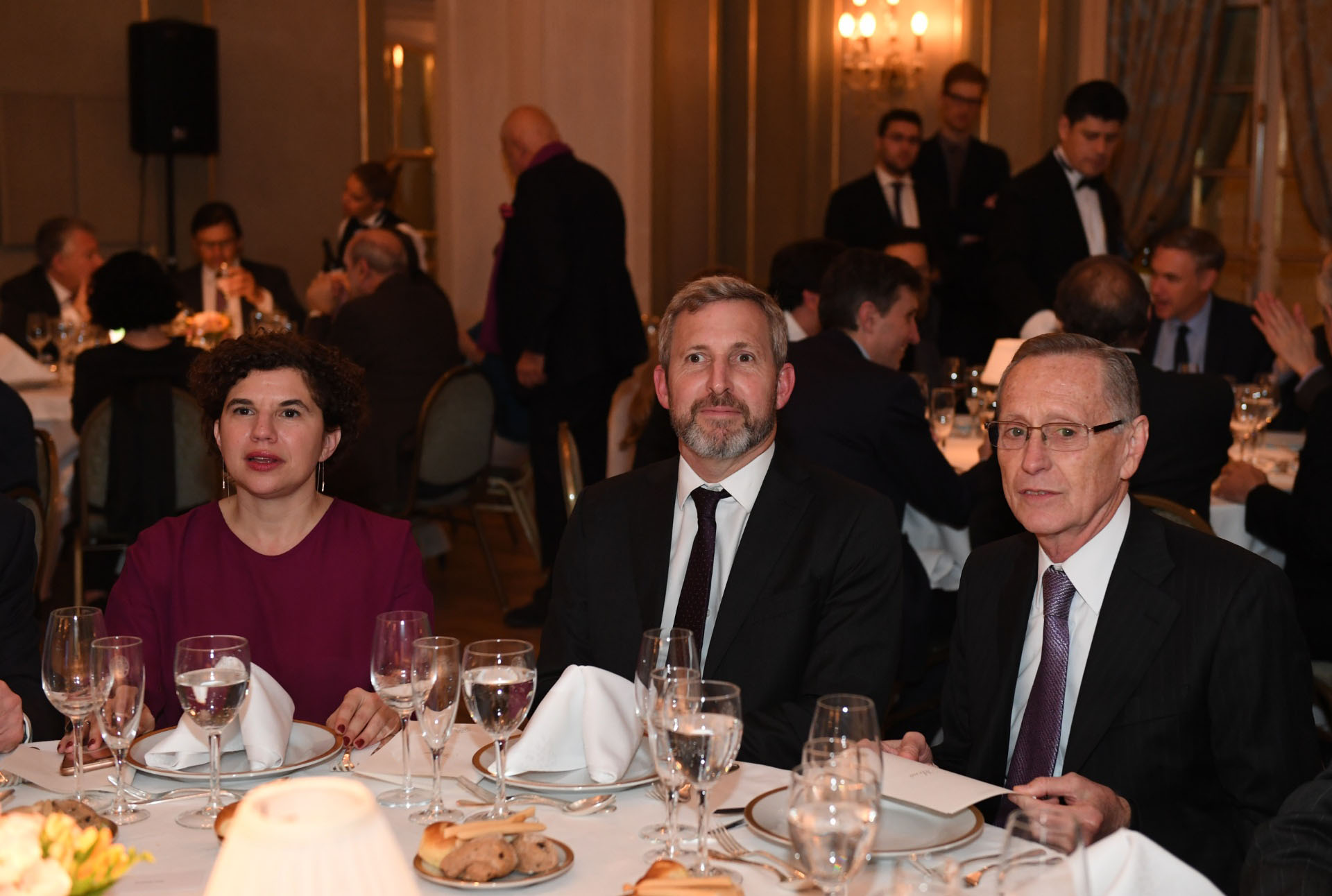 El ministro Rogelio Frigerio, invitado especial a la cena del T20. Aquí, junto a Julia Pomares, directora ejecutiva del CIPPEC, y Adalberto Rodríguez Giavarini, presidente del CARI. (Maximiliano Luna)