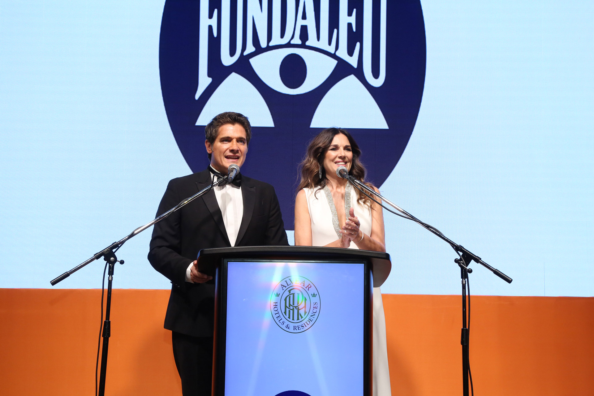 Guillermo Andino y Andrea Frigerio, los conductores de la gala