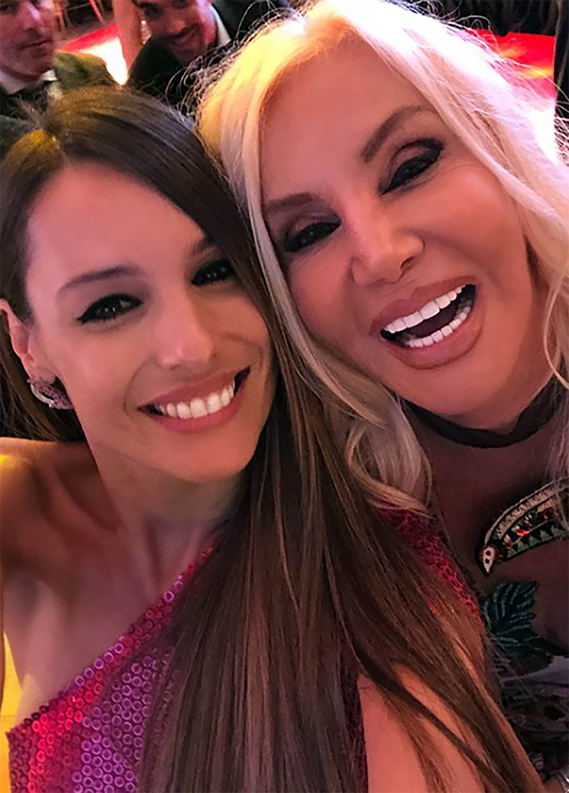 ¡Cumbre de divas! Pampita y Susana Giménez se encontraron en la gala solidaria de Fundaleu. Sacándose selfies y charlando al oído, demostraron que hay muy buena onda entre ellas (Instagram)