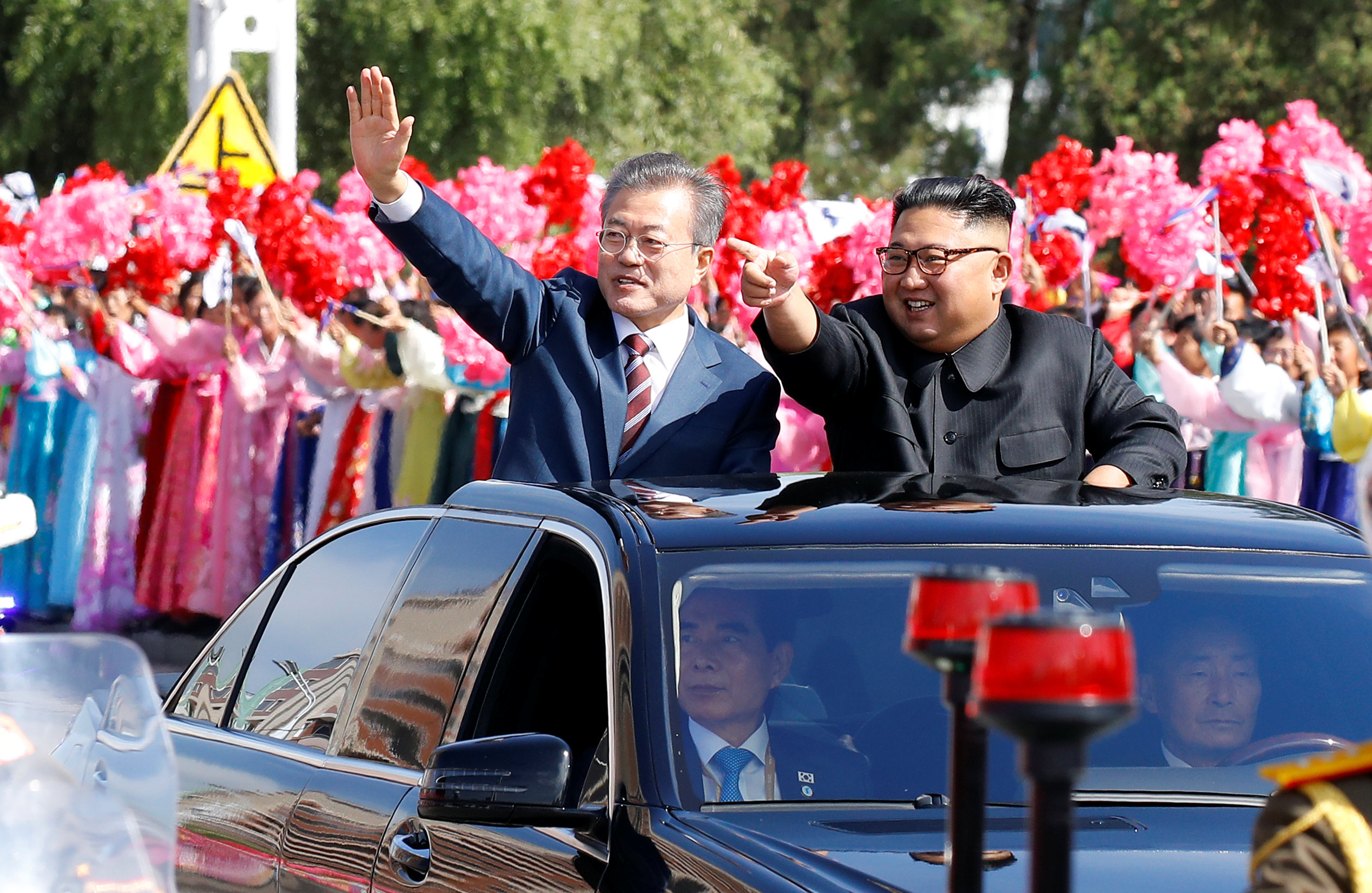 Los dirigentes de las dos Coreas desfilaron en coche por las calles de Pyongyang aclamados por la multitud antes de una tercera cumbre en la que el surcoreano intentará allanar el camino para avanzar en la desnuclearización norcoreana
