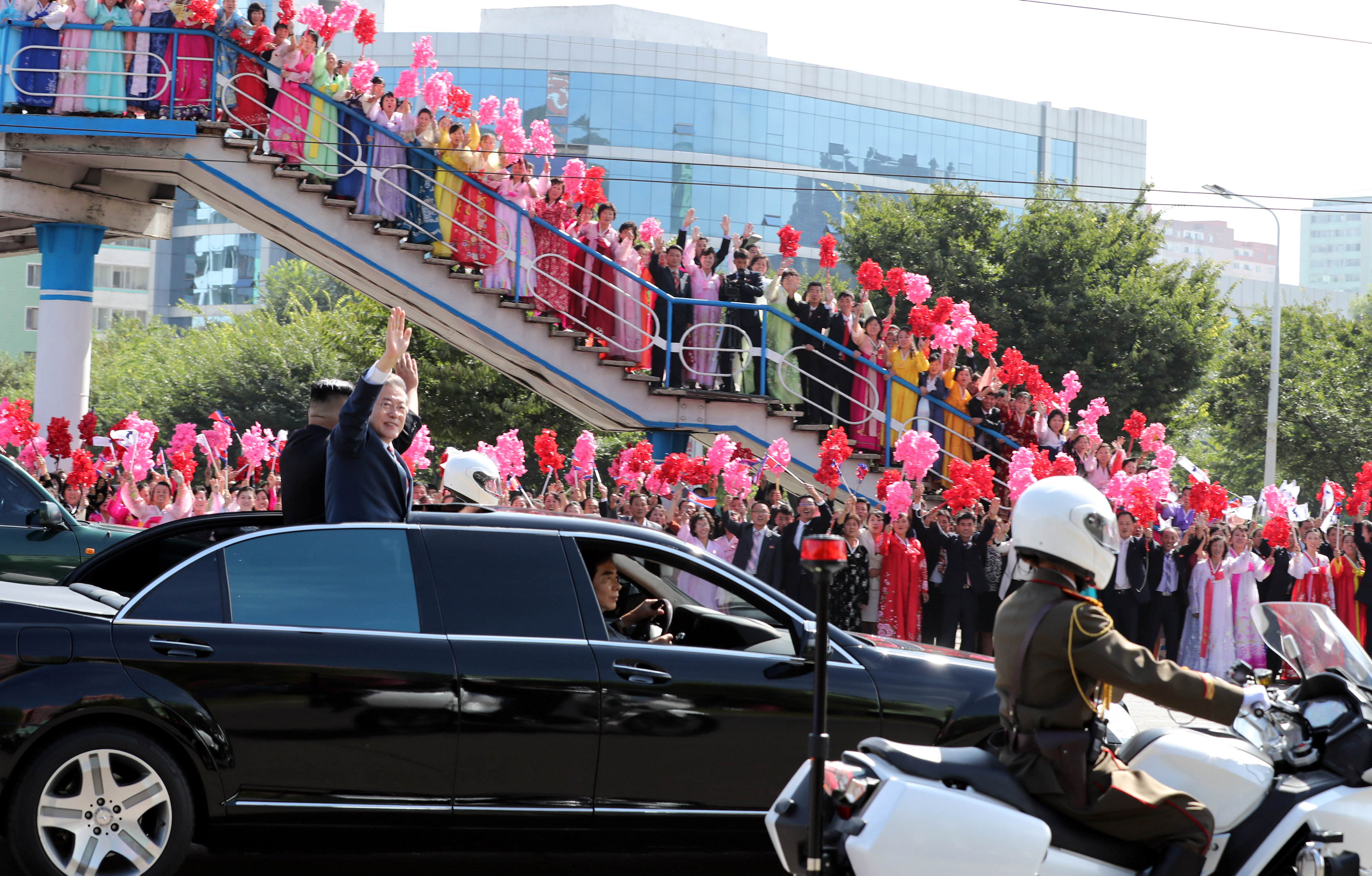 Moon se mostró durante toda la jornada sonriente y cómodo, también cuando Kim lo paseó por varios de los puntos emblemáticos de Pyongyang, como la avenida Ryomyong o el Palacio del Sol de Kumsusan, mientras una ordenada multitud de ciudadanos los vitoreaba al paso