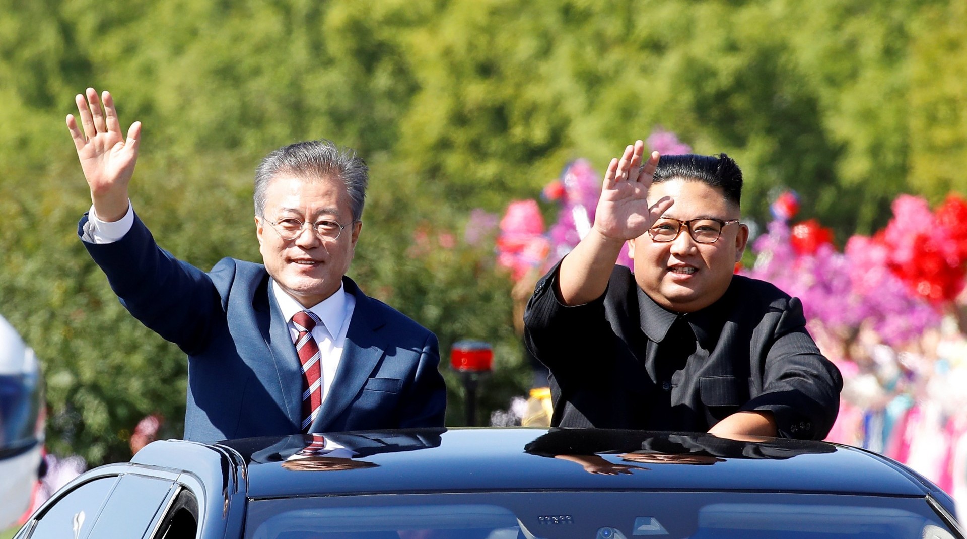 Moon Jae-in y Kim Jong-un saludan en el desfile en Pyongyang (Reuters)