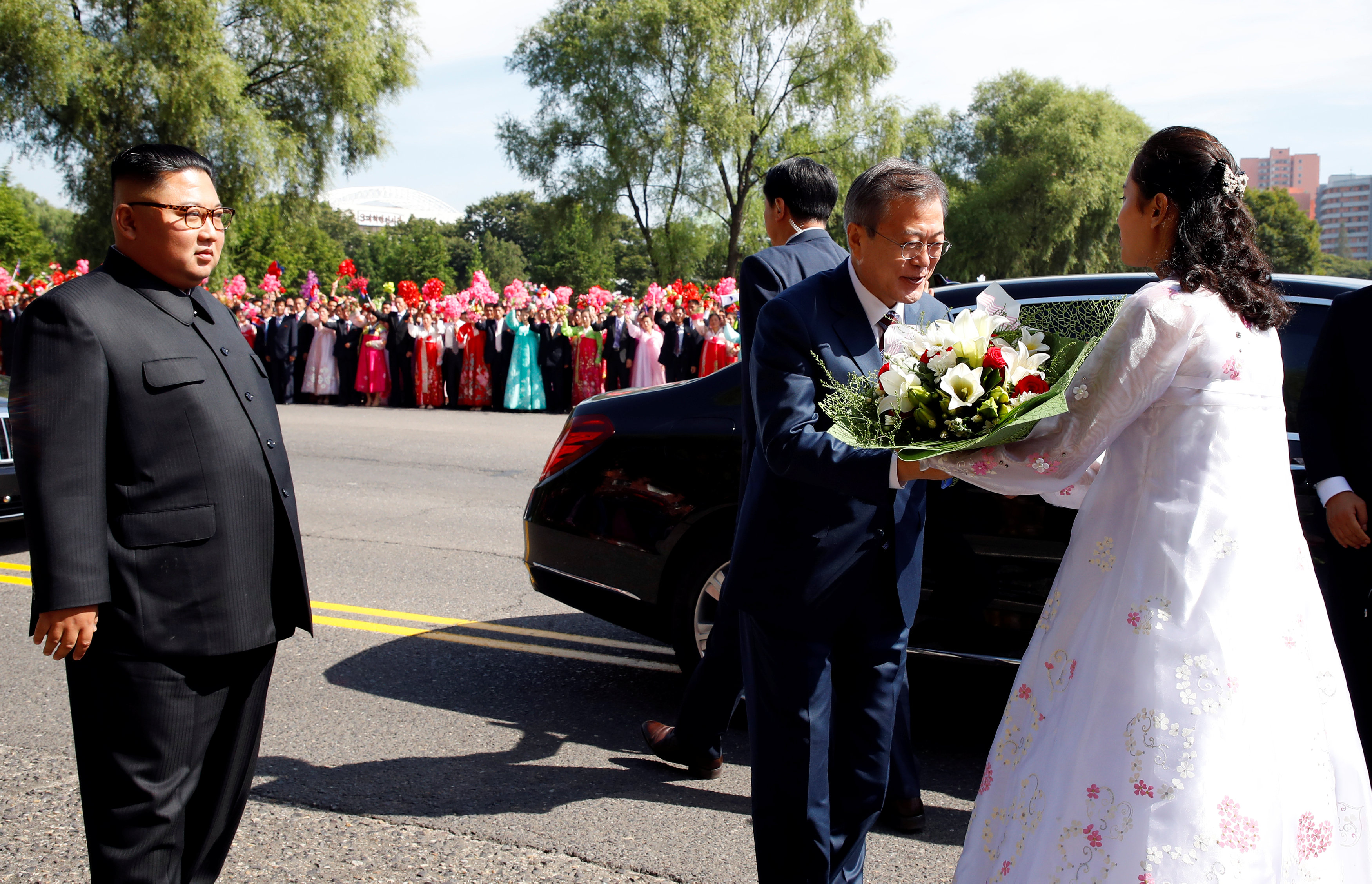 El presidente recibió un arreglo floral como parte de la ceremonia