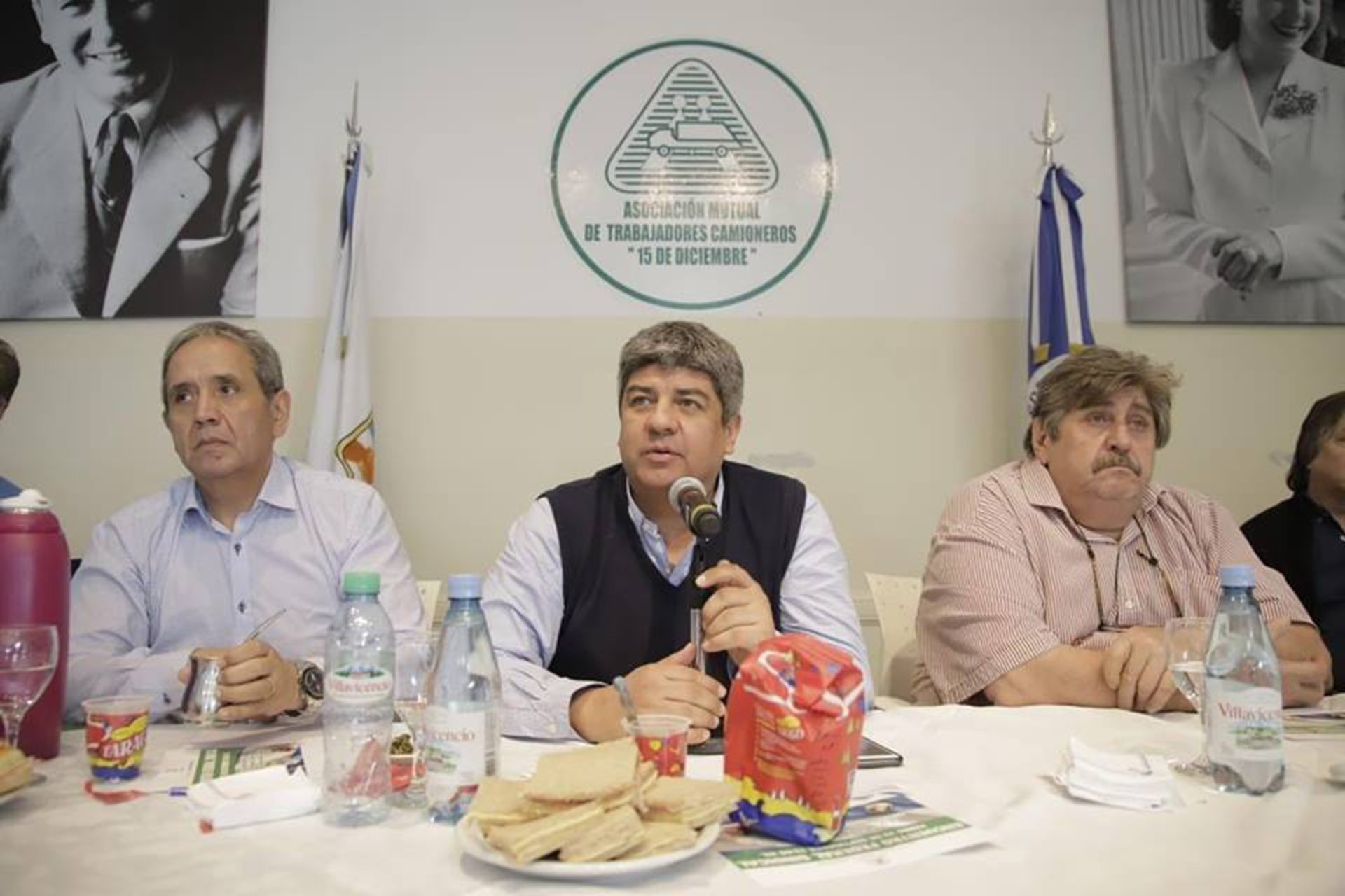 El camionero Pablo Moyano junto al bancario Sergio Palazzo (izquierda) y Ricardo Pignanelli (derecha), en la conferencia de prensa del martes.