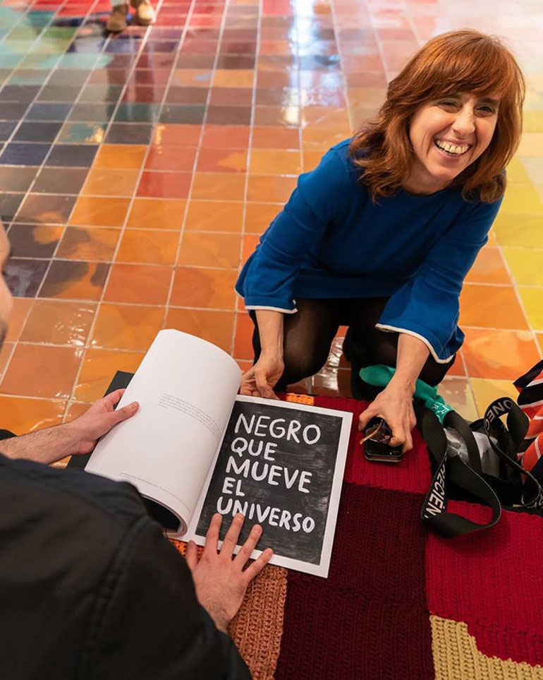 Negro que mueve el universo