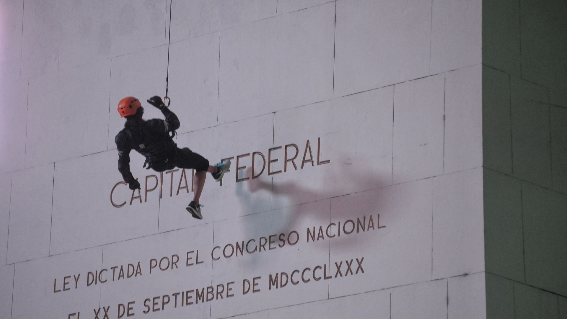 Los artistas parecen “caminar” en el Obelisco