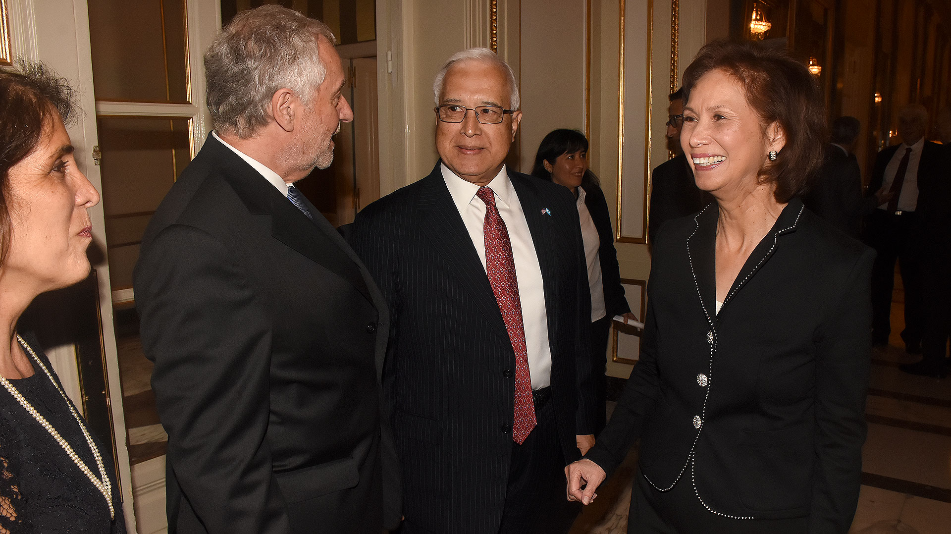 El presidente de la Fundación Centro de Estudios Americanos (CEA), Luis Savino, recibe al embajador de Estados Unidos en la Argentina, Edward C. Prado, y su mujer María en la cenal anual de esa institución