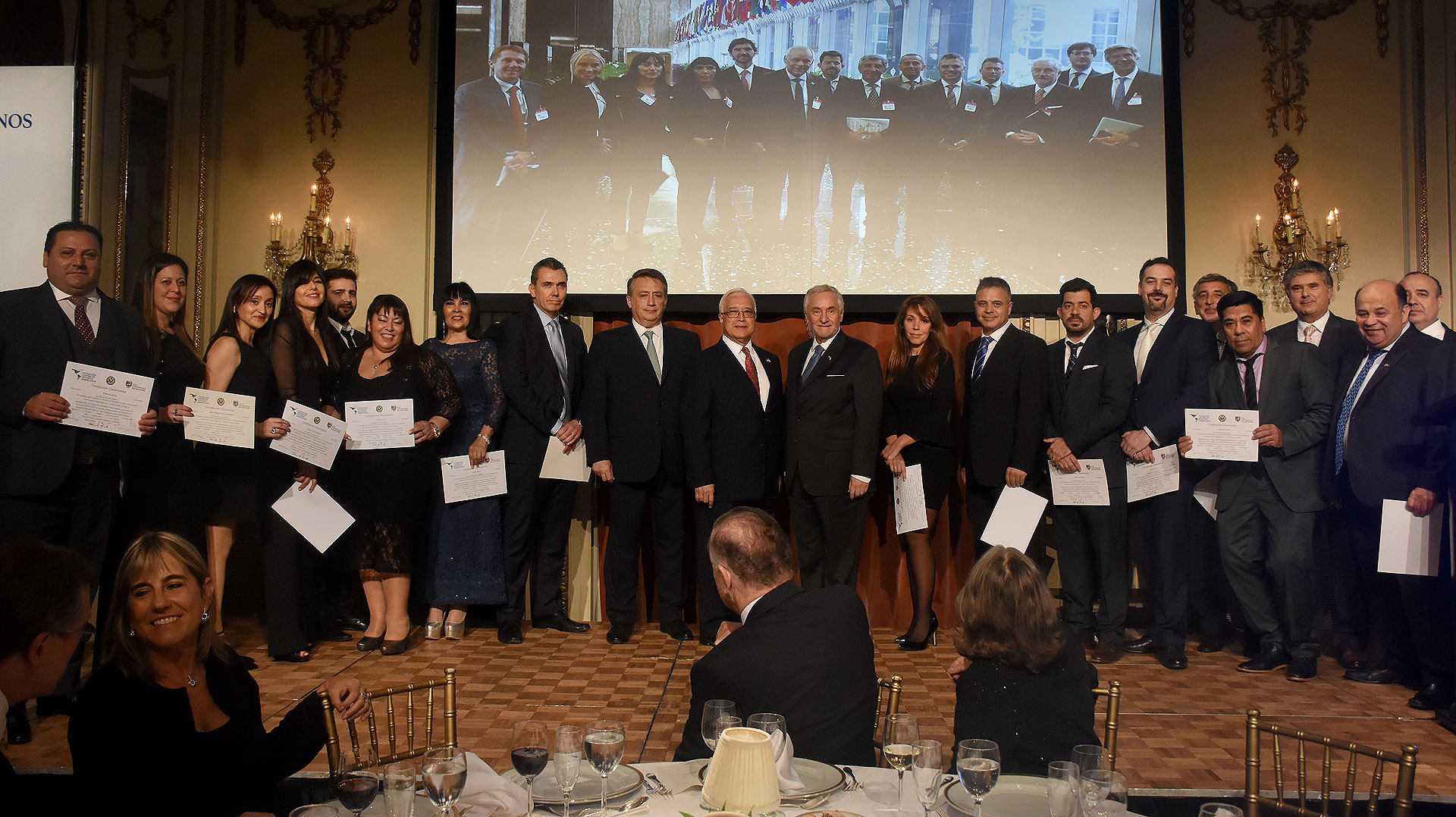 En la ceremonia, se hizo entrega de los diplomas firmados por el embajador Prado en representación del Departamento de Estado-, el rector de El Salvador, Carlos Salvadore De Arzuaga, y el presidente de la fundación CEA, a los líderes que participaron de las actividades en Washington, en 2017