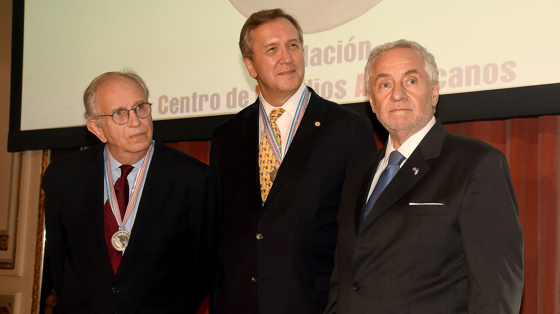 Como es un clásico en el cuarto de siglo de trabajo que lleva el think tank, en pos de intensificar y mejorar las relaciones bilaterales con los Estados Unidos, se entregaron los premios Puentes de América por una destacada contribución al cumplimiento de los fines del CEA. En esta ocasión, fueron distinguidos el presidente emérito del Inter American Dialogue, Peter Hakim, y el director senior del White House Writers Group de Washington, embajador Philip Hughes