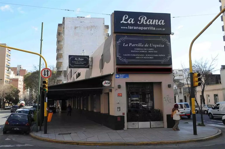 La parrilla La Rana, ubicada en Av. Alvarez Thomas 3425, en el barrio de Villa Urquiza. Una esquina cálida y amplia con un sector sobre la vereda, semicubierto, ideal para las épocas de buen clima.