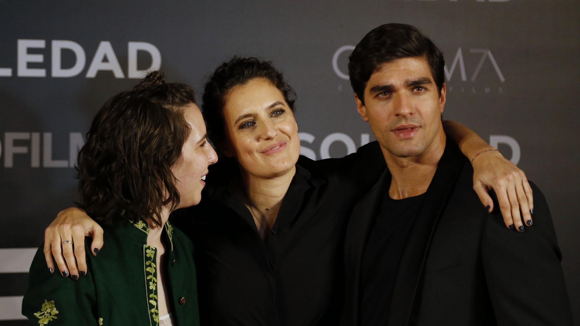 Agustina Macri junto a los protagonistas de “Soledad”: Vera Spinetta y Giulio Corso