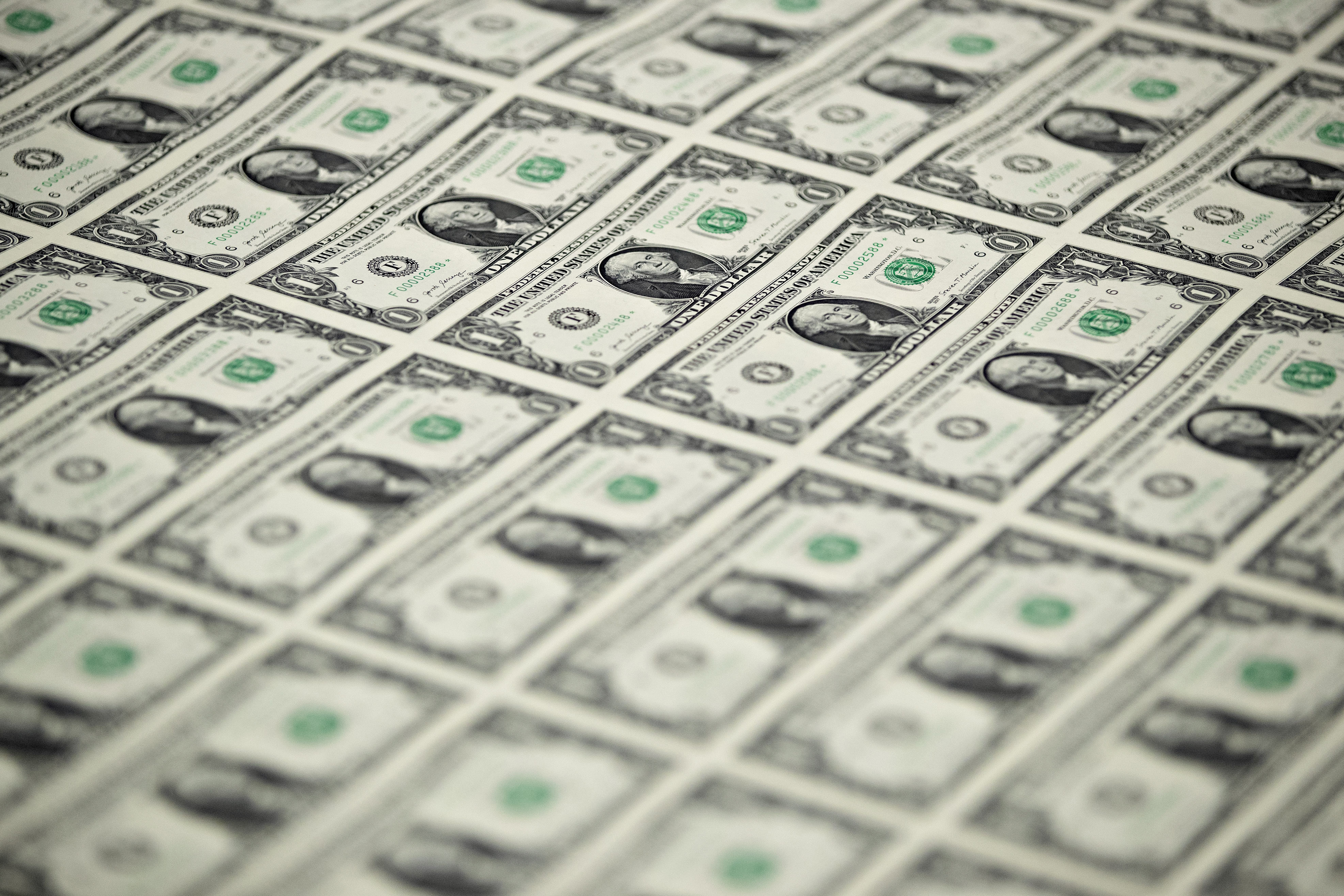 El dólar cae 1,5% en lo que va de enero. (Bloomberg)