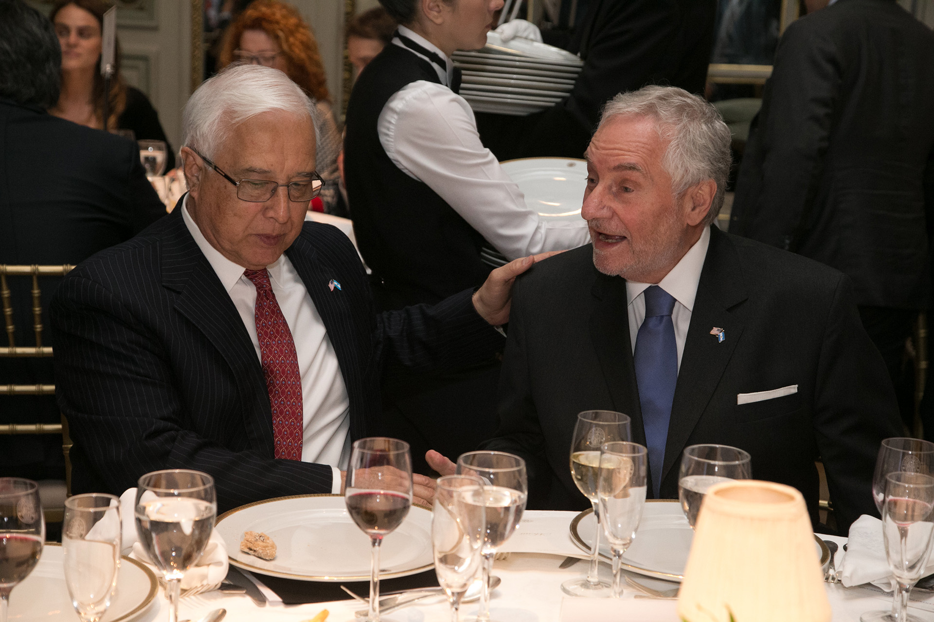 Edward C. Prado y Luis Savino durante la cena