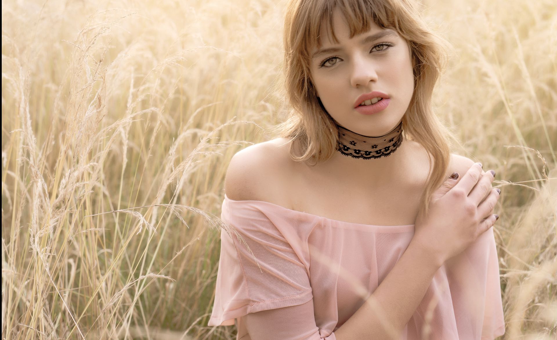 Body translúcido con volado ($ 1.900, La Cofradía) y choker de encaje (Bendita Conjura). (Foto: Juan Jauregui/ Para Ti)