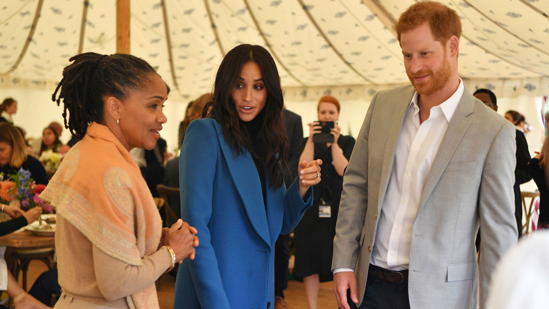 Meghan cocinó algunos platos junto a las mujeres que asistieron, ante la mirada enamorada de su marido y el orgullo de su madre
