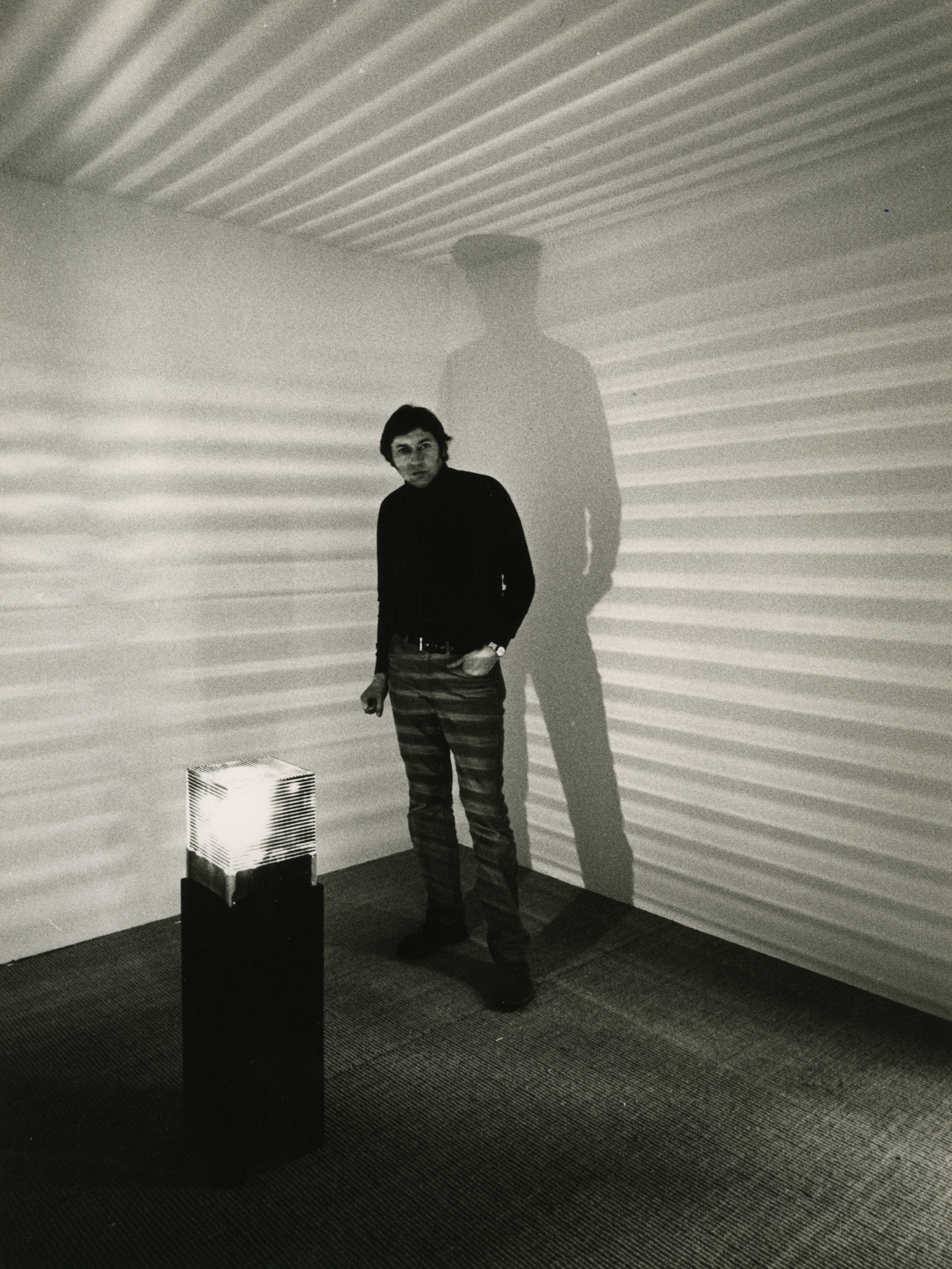 Le Parc en 1963 con “Lumiere Vibration”, una de sus máquinas de luz, que al vibrar constantemente buscan “sacar al espectador de lo estático”